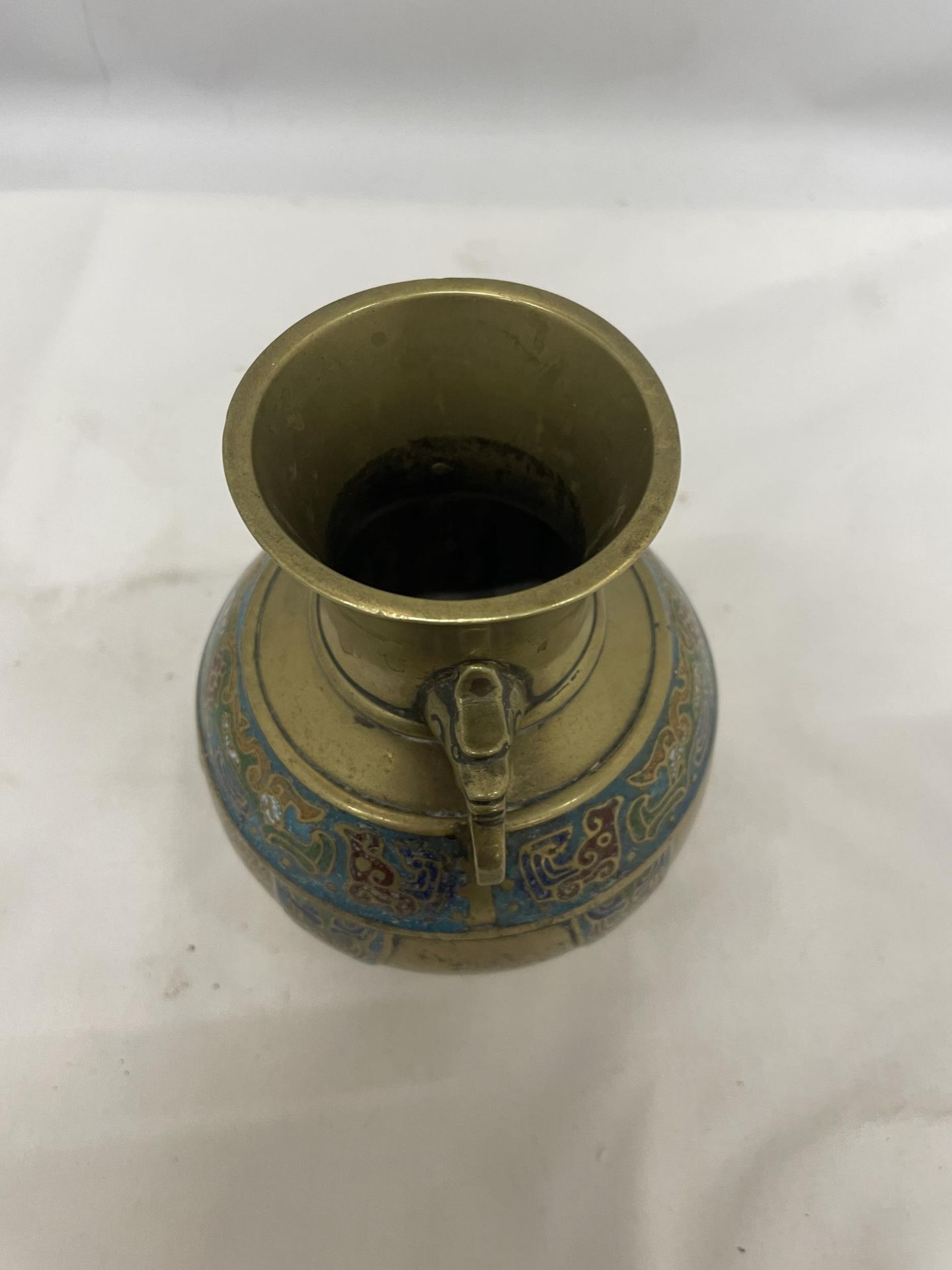 A VINTAGE BRASS VASE WITH ENAMELLED DETAIL, HEIGHT 17CM - Image 3 of 3