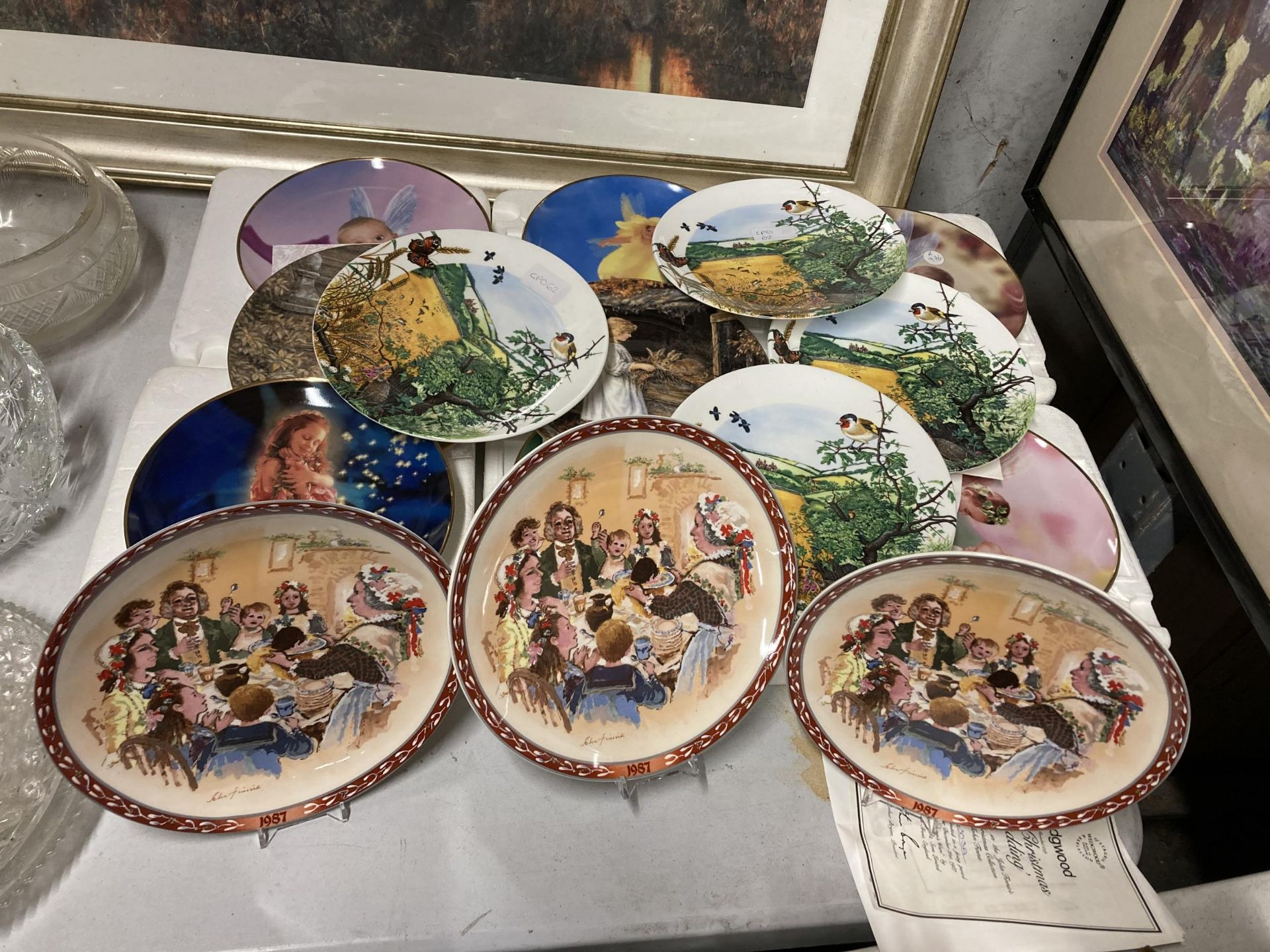A LARGE QUANTITY OF COLLECTOR'S PLATES TO INCLUDE WEDGTWOOD CHRISTMAS PLATES, DANBURY MINT THE FAIRY