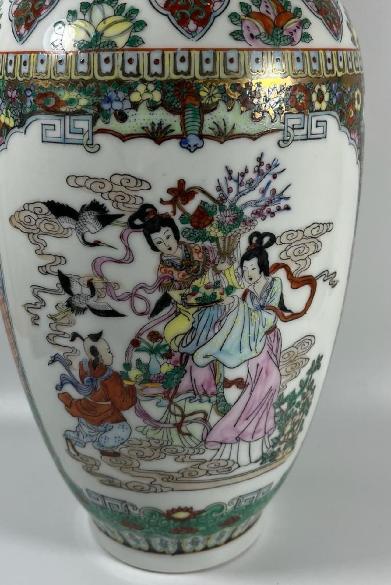 A LARGE CHINESE CANTON FAMILLE ROSE DESIGN VASE, HEIGHT 38CM - Image 2 of 5