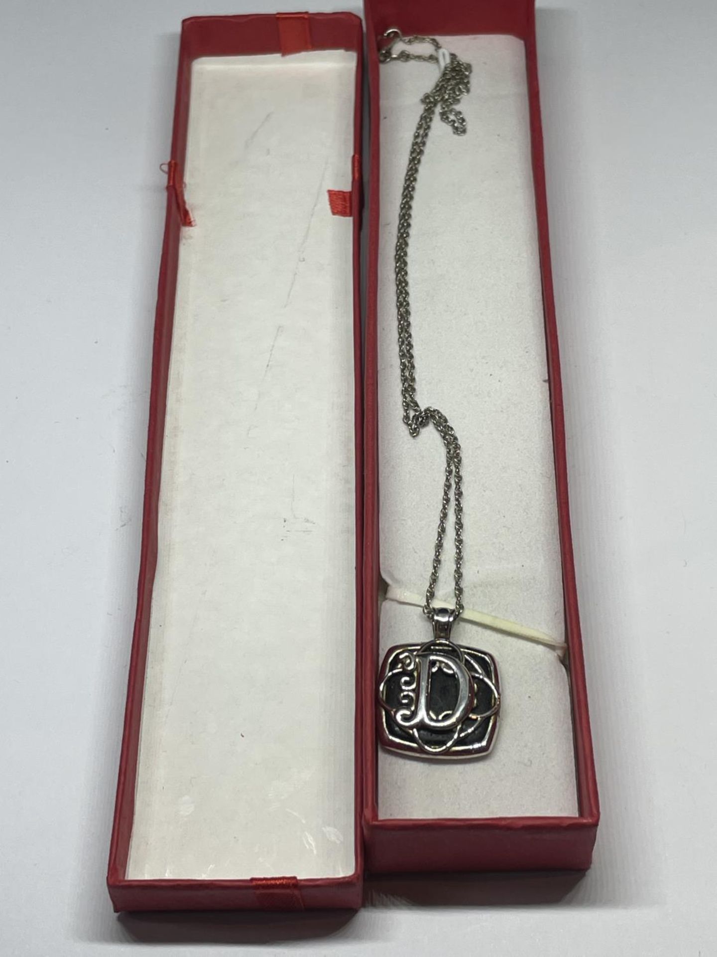 A LADIES BOXED SILVER NECKLACE