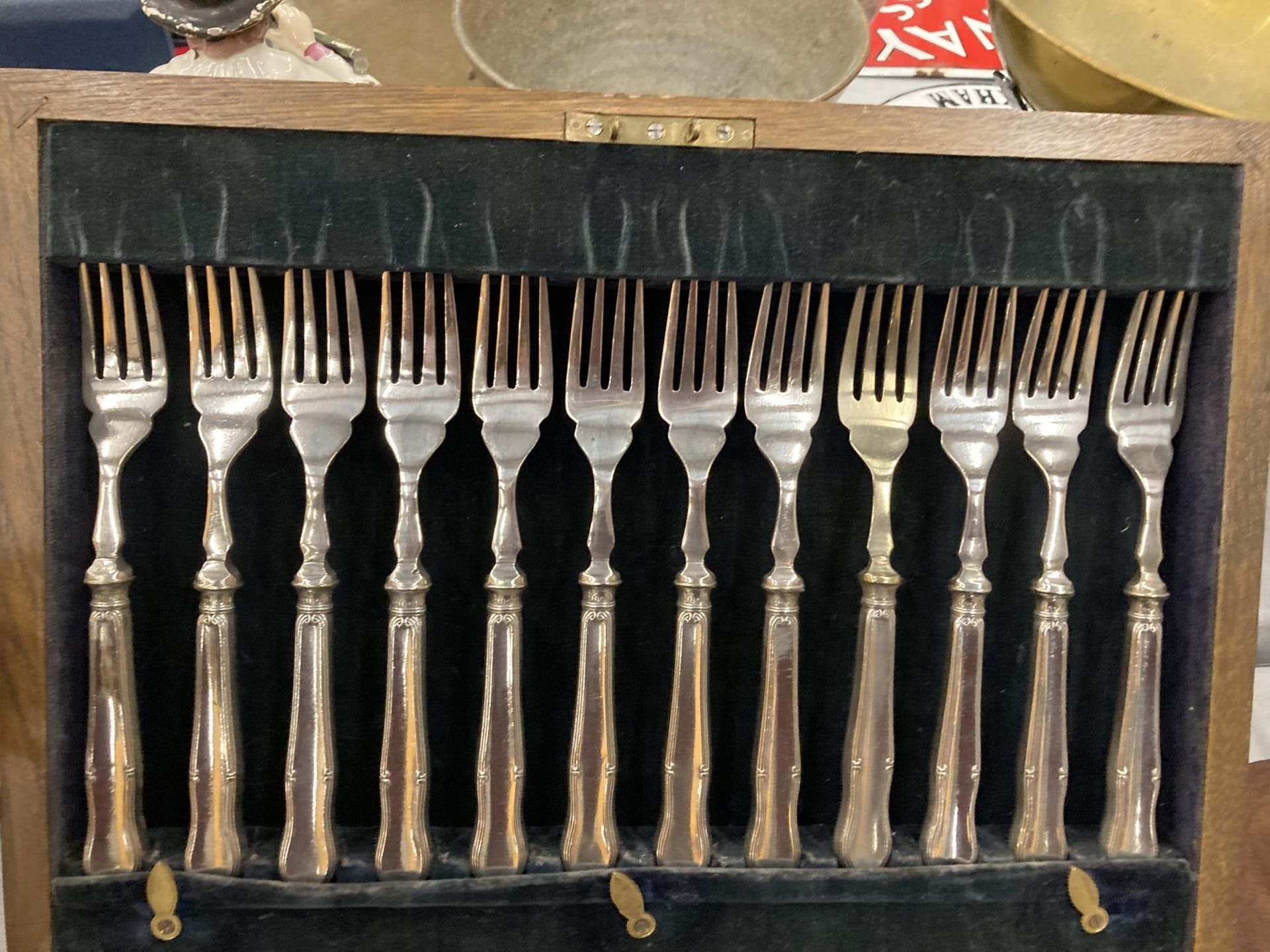 A CASED CANTEEN OF FISH KNIVES AND FORKS - Bild 2 aus 4