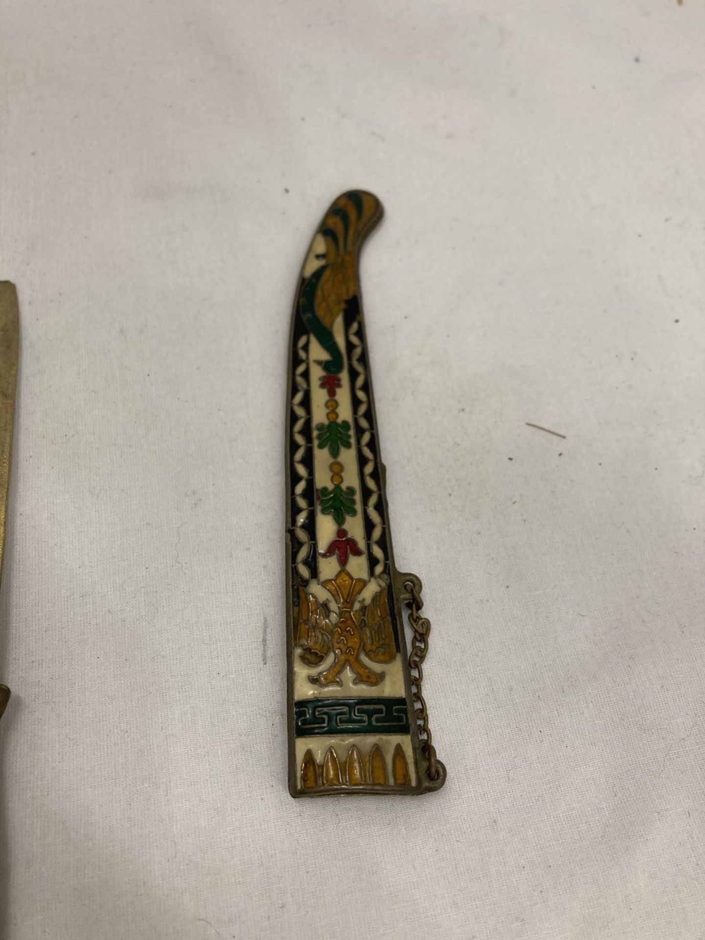 AN ORNATE ENAMEL DESIGN DAGGER AND SCABBARD - Image 4 of 4