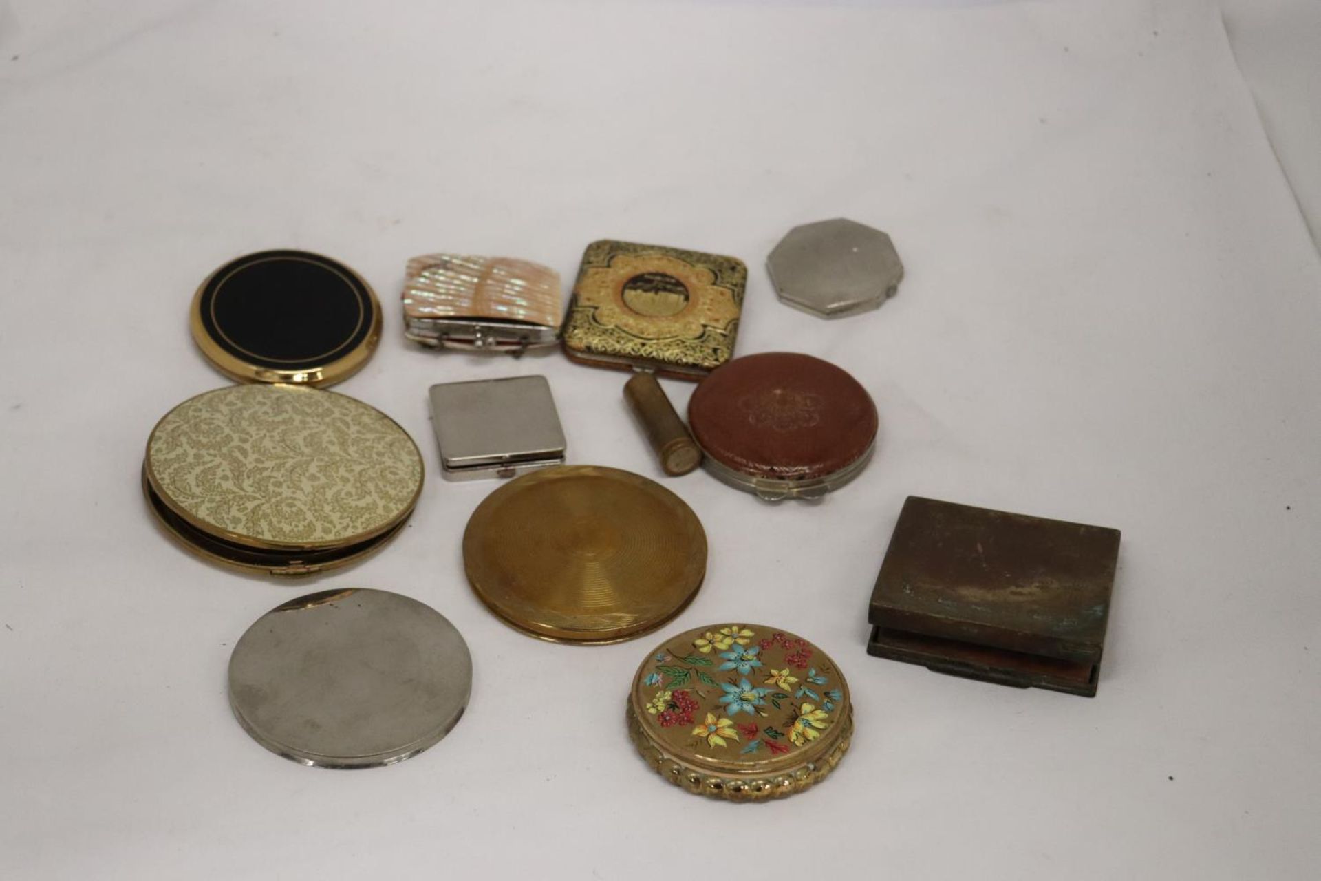 A COLLECTION OF VINTAGE COMPACTS TO INCLUDE STRATTON, ETC