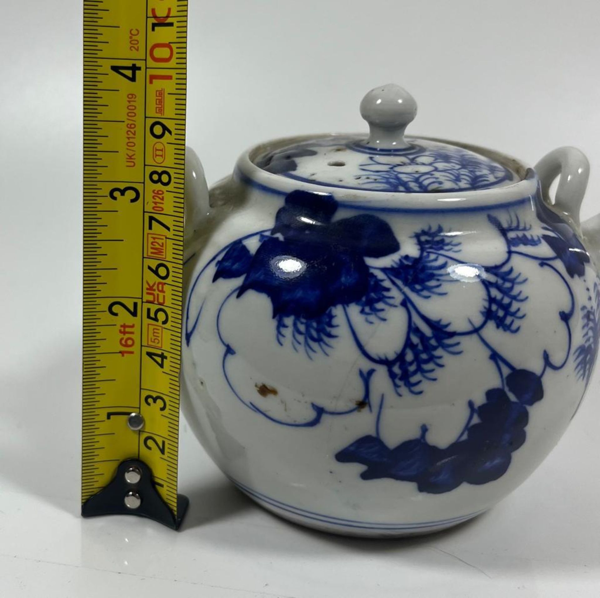 A VINTAGE JAPANESE BLUE AND WHITE SAKE / TEA POT, HEIGHT 10 CM - Image 9 of 9