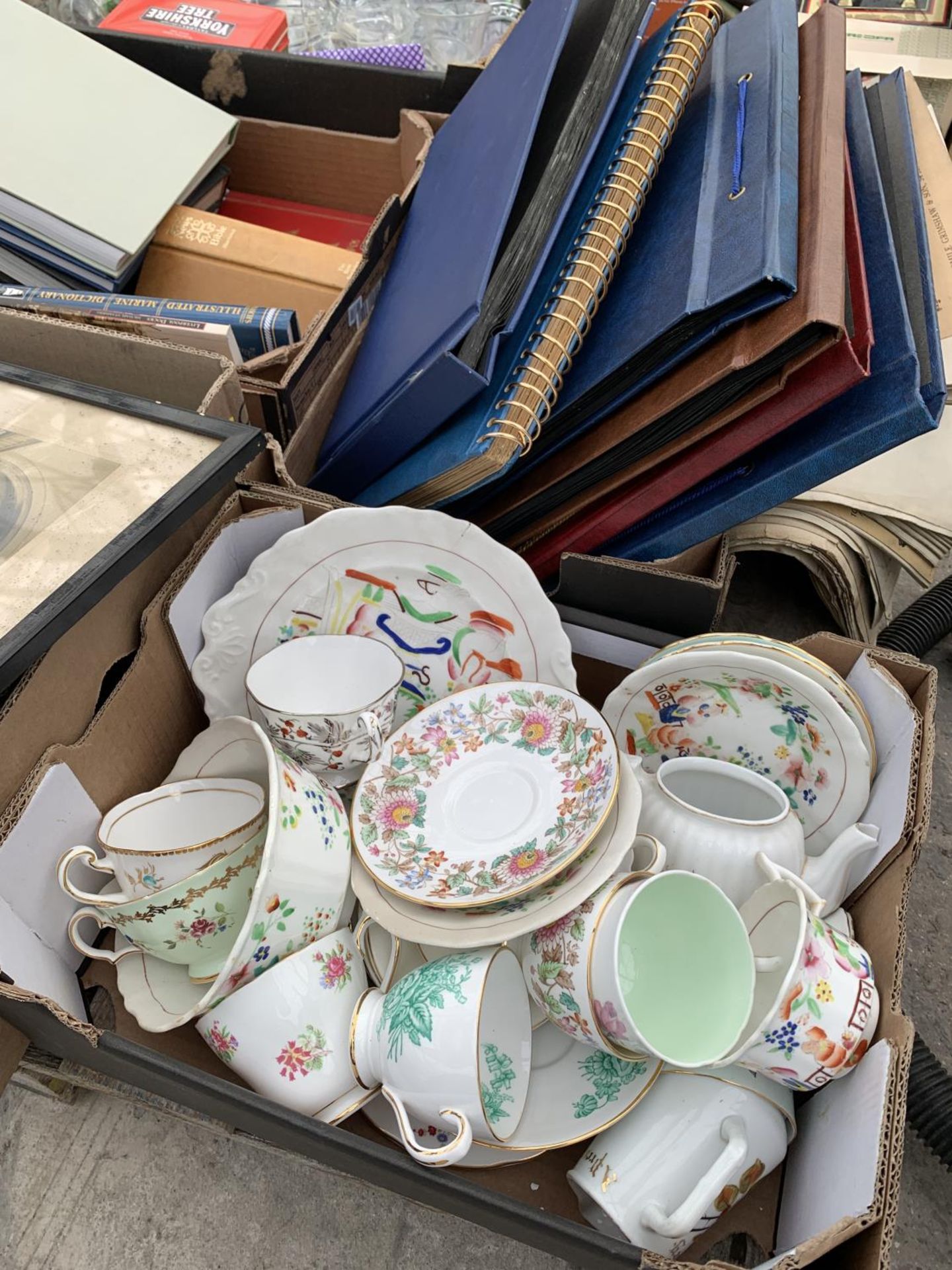 AN ASSORTMENT OF HOUSEHOLD CLEARANCE ITEMS TO INCLUDE GKLASS WARE AND BOOKS ETC - Image 3 of 4