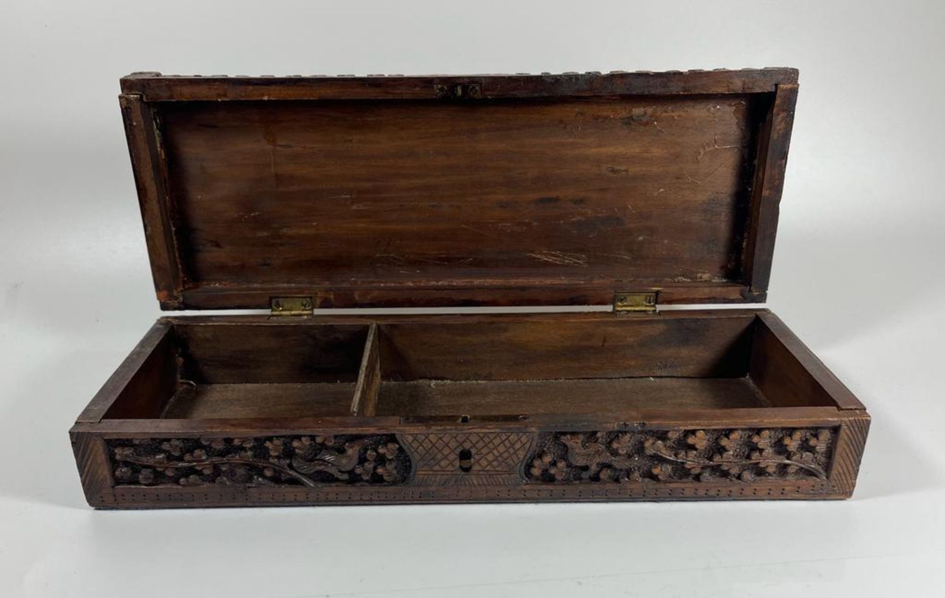AN ANGLO INDIAN CARVED WOODEN BOX WITH TEMPLE DESIGN TOP, LENGTH 27 CM - Image 2 of 4