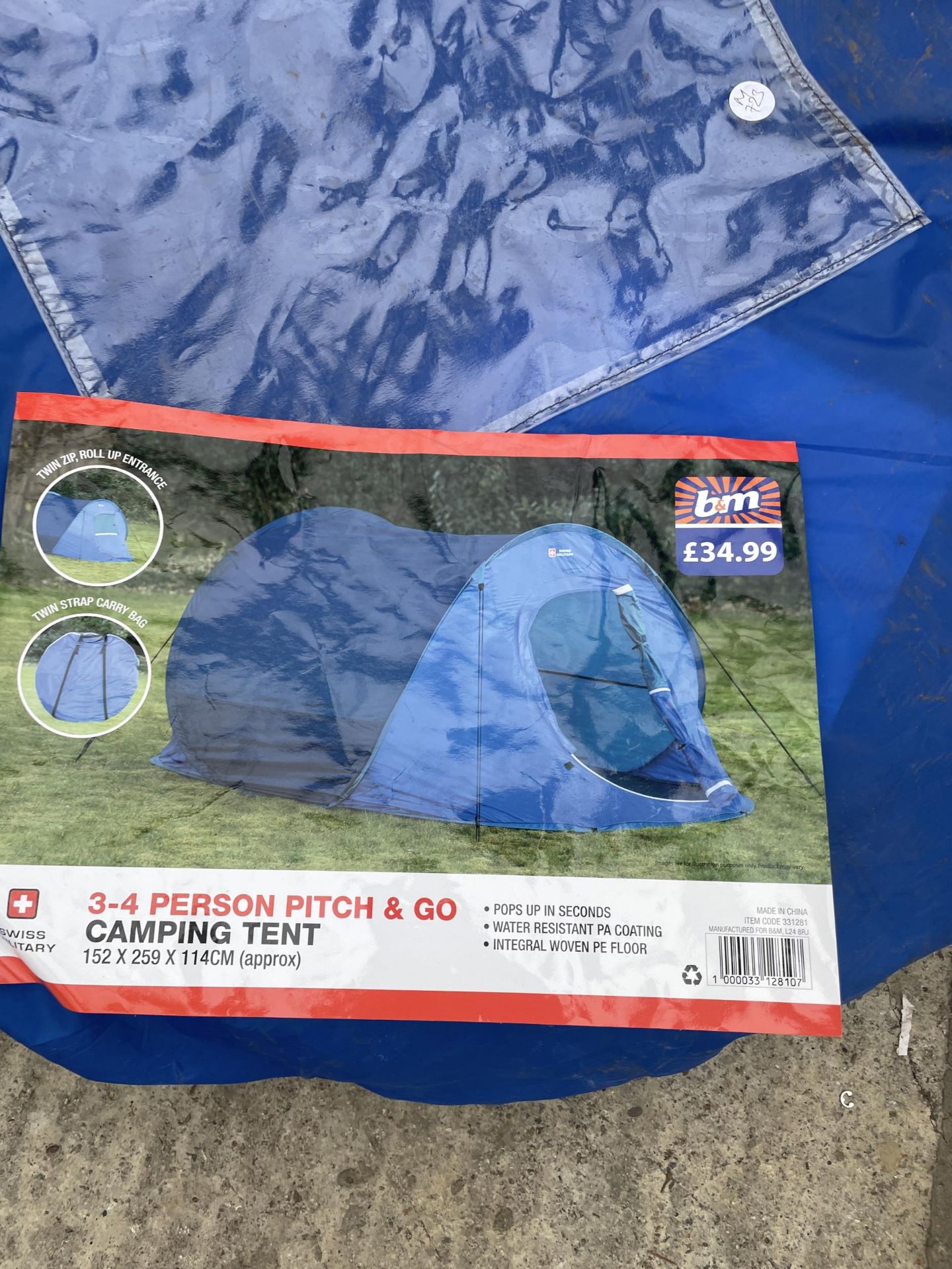 A 3-4 PERSON PITCH AND GO CAMPING TENT - Bild 2 aus 2