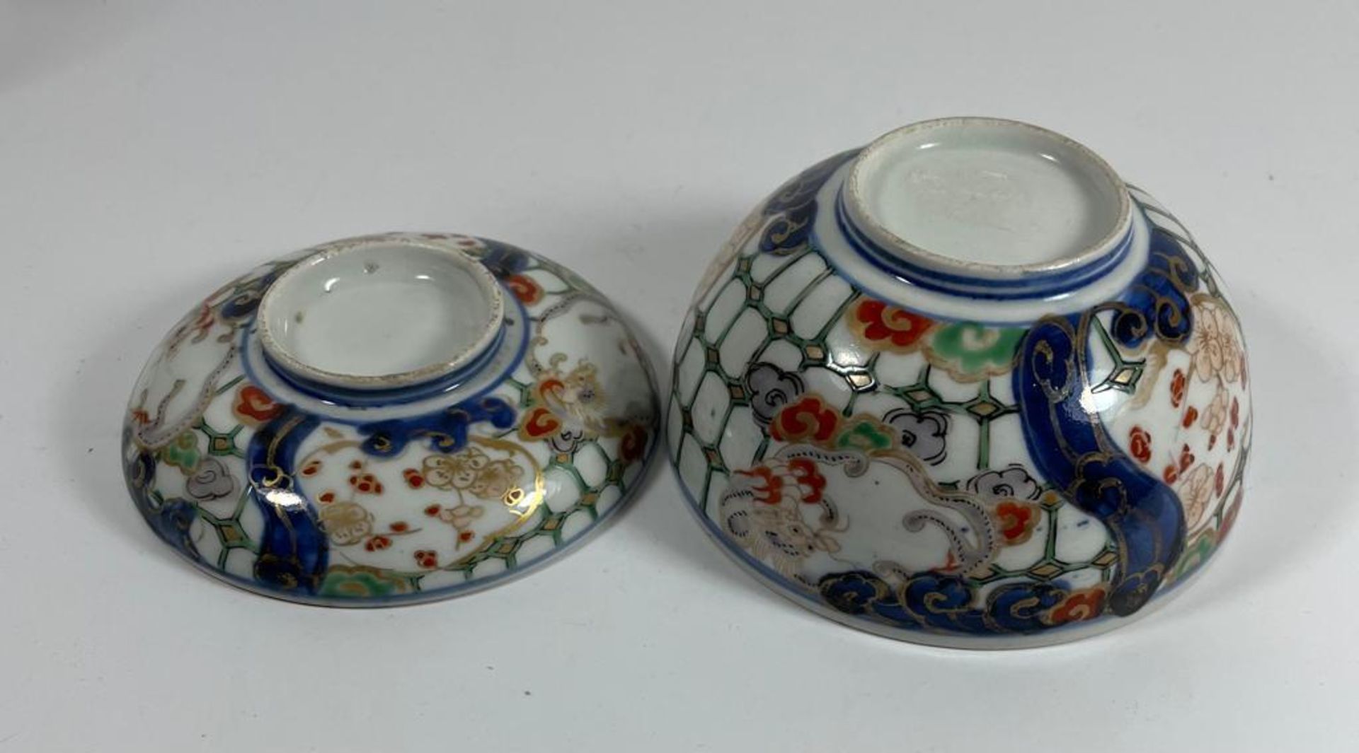 A 19TH CENTURY JAPANESE IMARI DRAGON BOWL AND MATCHING SAUCER, BOTH WITH MATCHING MOTIFS AND DESIGN, - Image 3 of 4