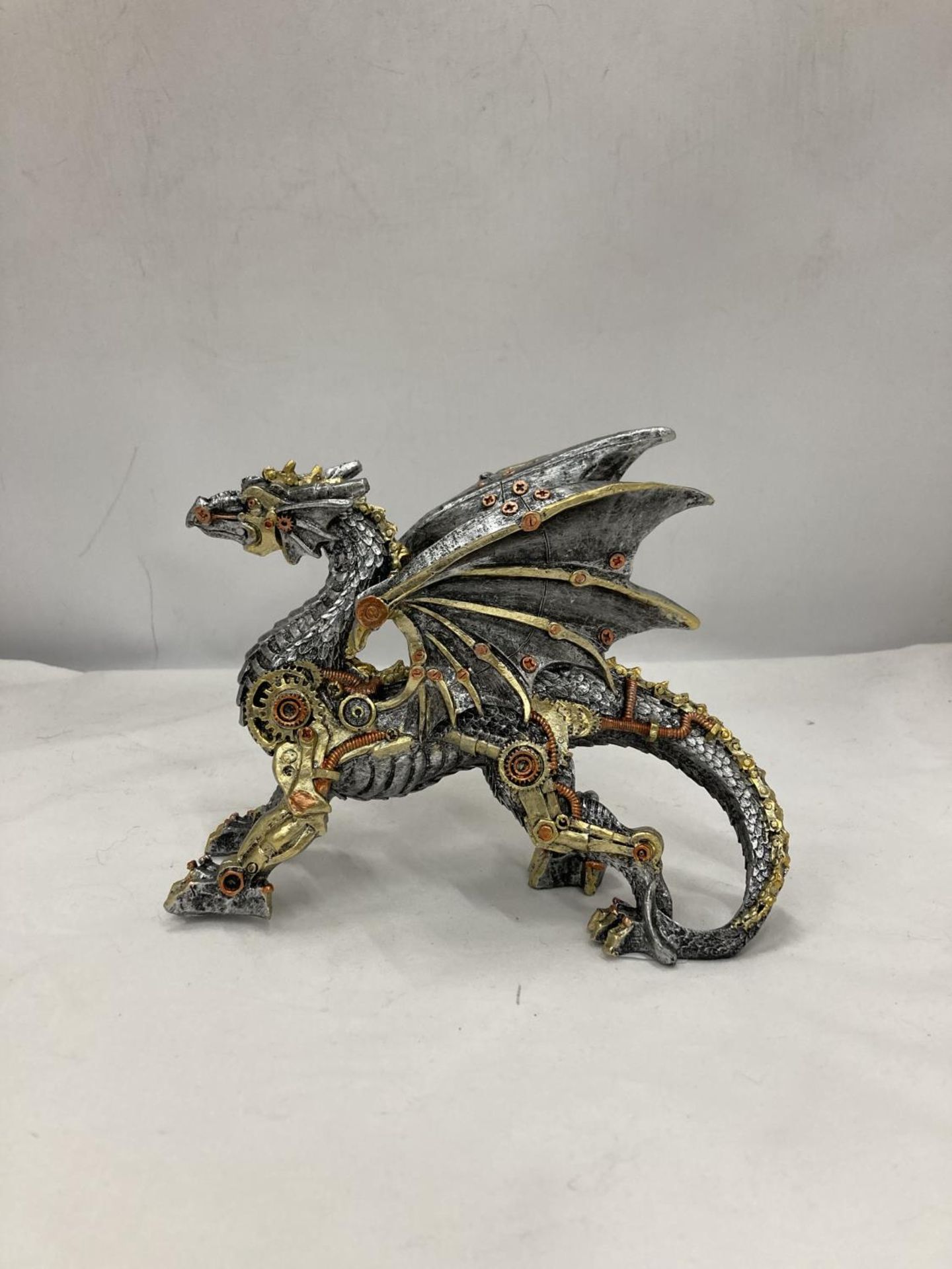 A MECHANICAL STYLE DRAGON, HEIGHT 15CM, LENGTH 19CM