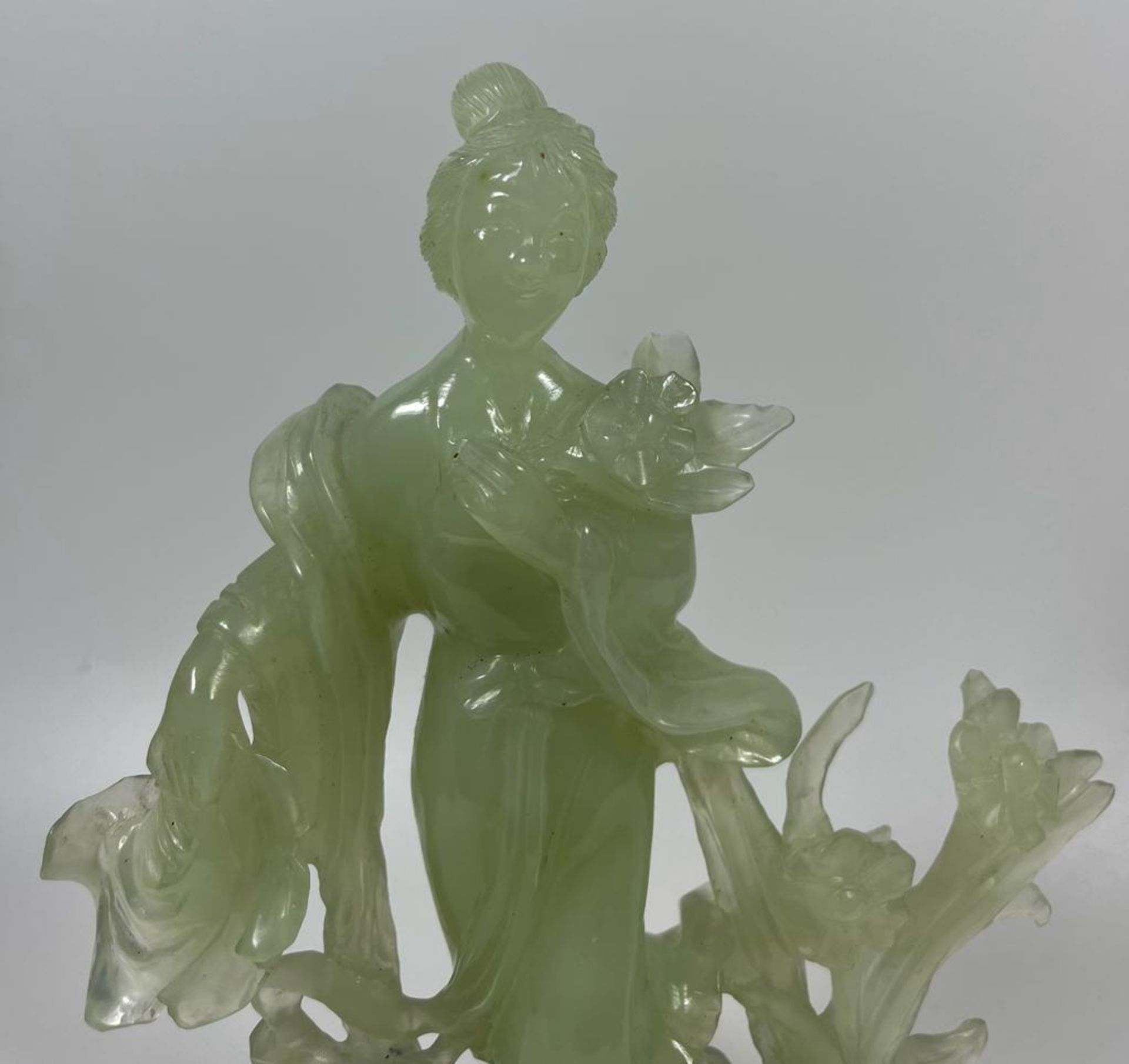 A VINTAGE JADEITE JADE TYPE FIGURE ON A WOODEN DISPLAY BASE, HEIGHT 23 CM - Bild 8 aus 9