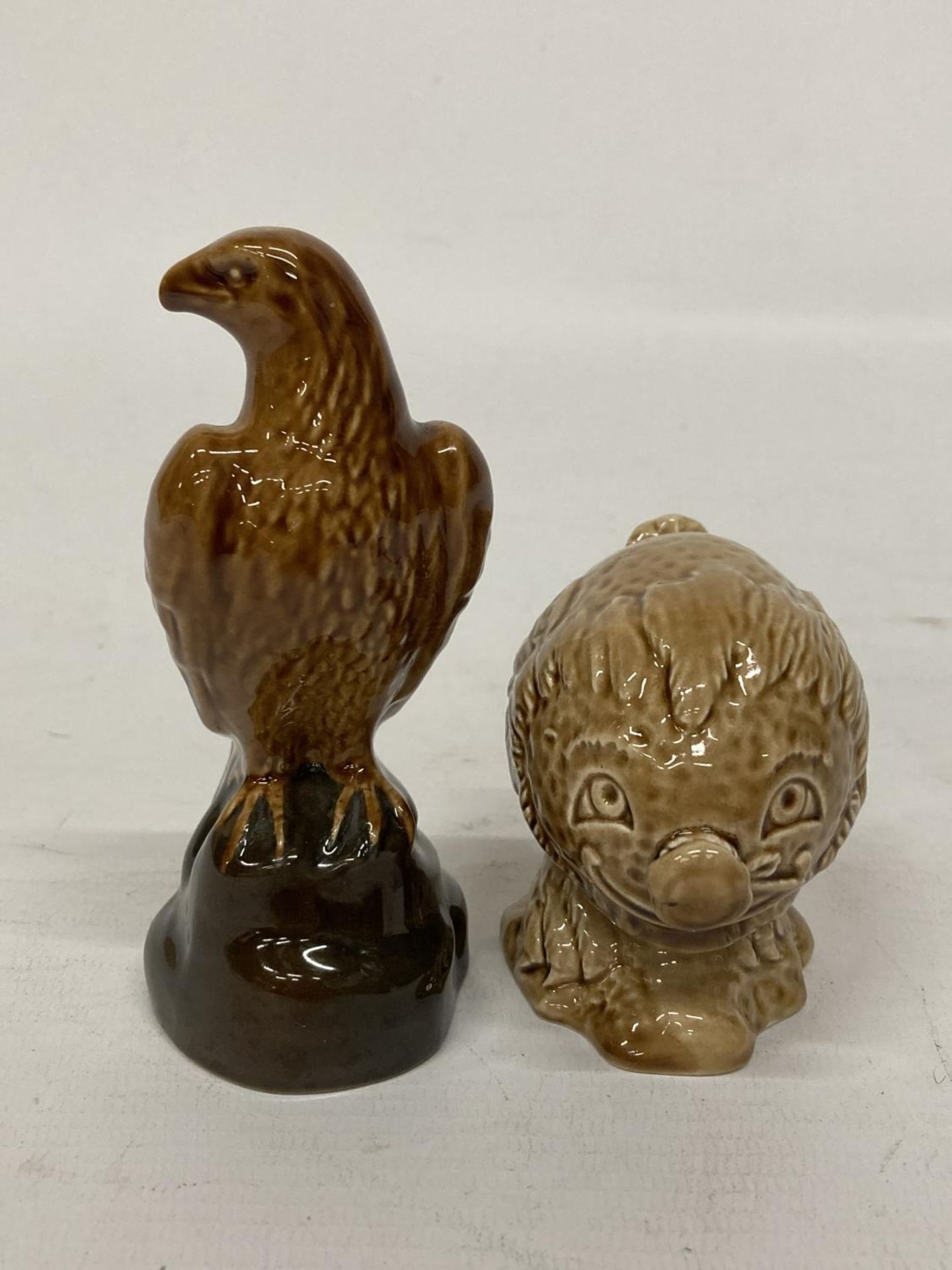 A BESWICK BENEAGLES SCOTCH WHISKEY MINIATURE EAGLE TOGETHER WITH A FLYING HAGGIS MINIATURE - Bild 2 aus 4