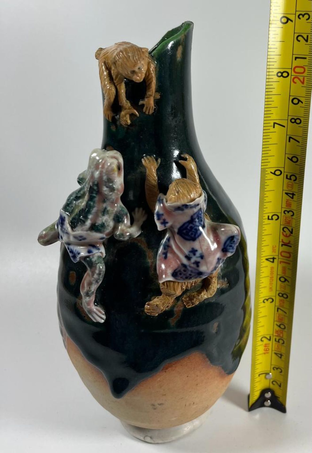 AN UNUSUAL JAPANESE STONEWARE VASE WITH RELIEF MOULDED MONKEY AND TOAD / FROG DESIGN, SIGNED, HEIGHT - Image 7 of 7