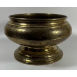 A VINTAGE MIDDLE EASTERN BRASS PEDESTAL BOWL, HEIGHT 13CM