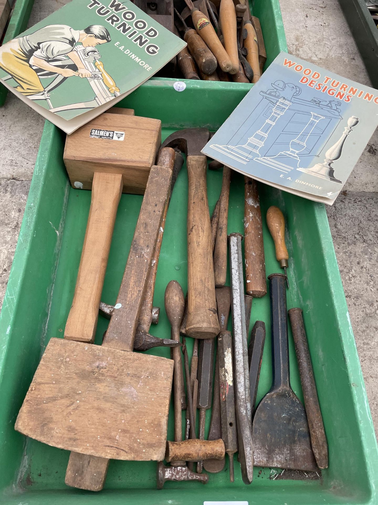 A LARGE ASSORTMENT OF VINTAGE HAND TOOLS TO INCLUDE WOOD PLANES AND HAMMERS ETC - Image 2 of 4