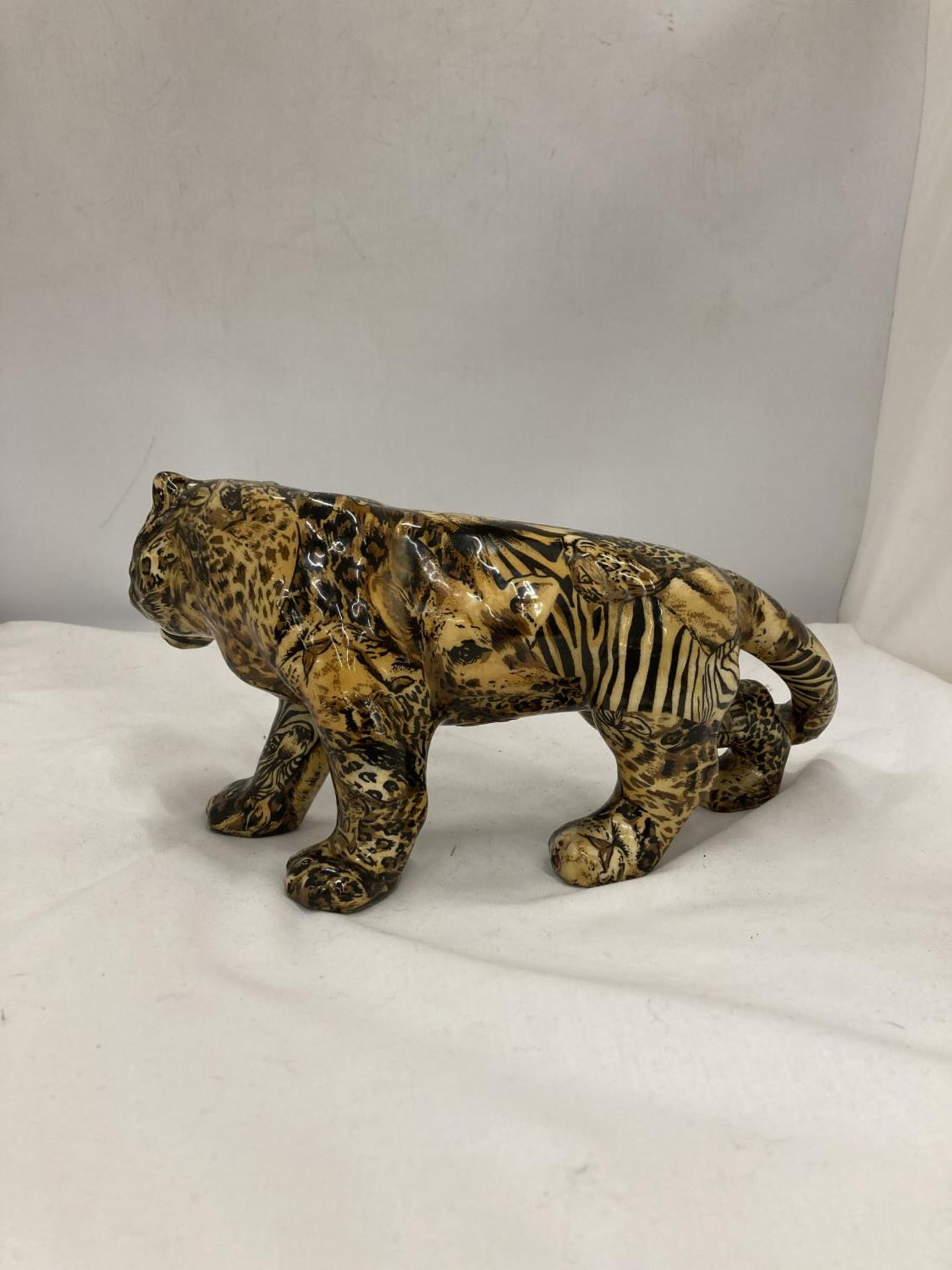 A MODEL OF A LARGE CAT WITH A PATCHWORK SAFARI DESIGN, HEIGHT 15CM, LENGTH 30CM - Image 3 of 3