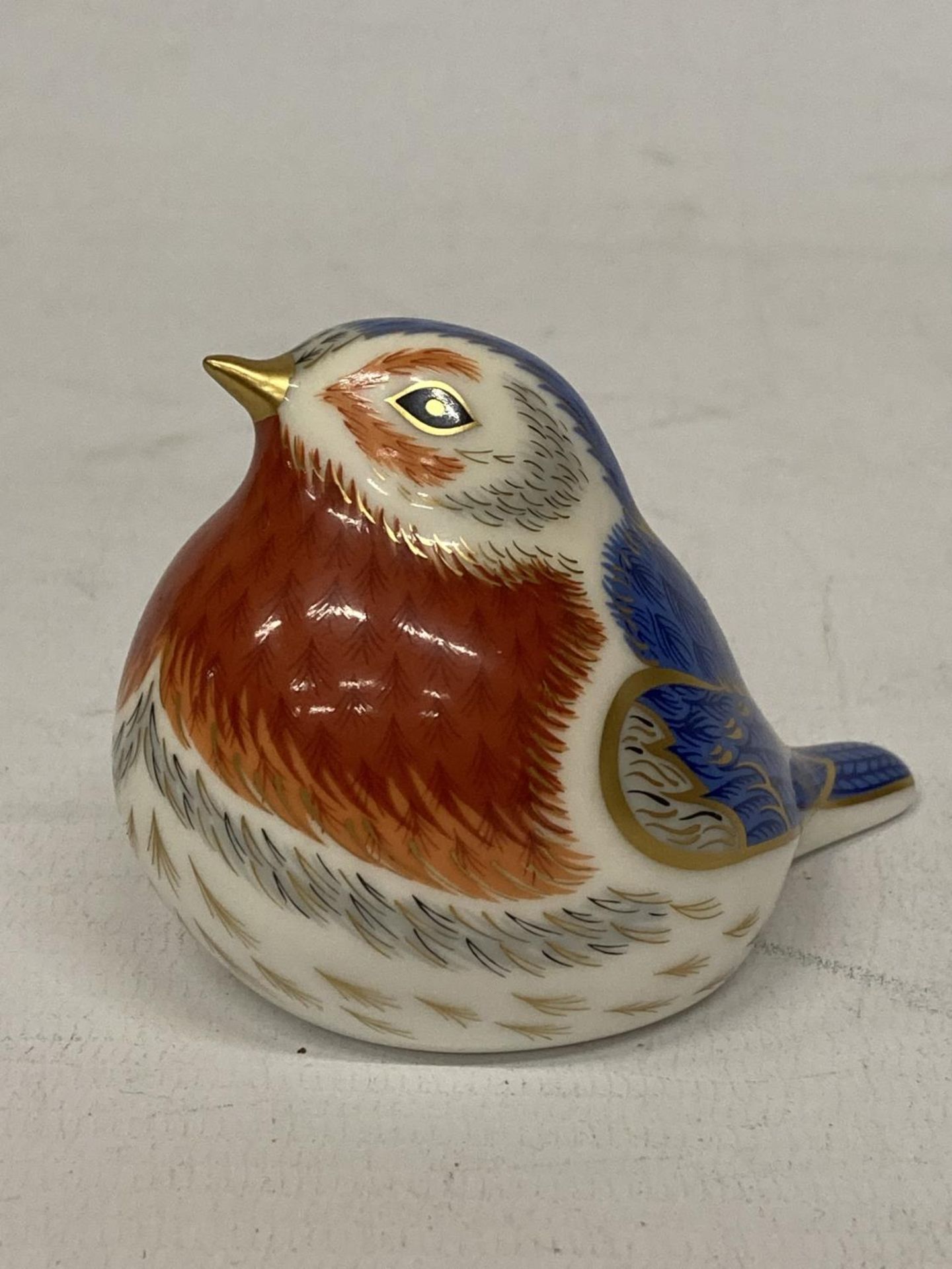 A ROYAL CROWN DERBY ROBIN WITH GOLD STOPPER
