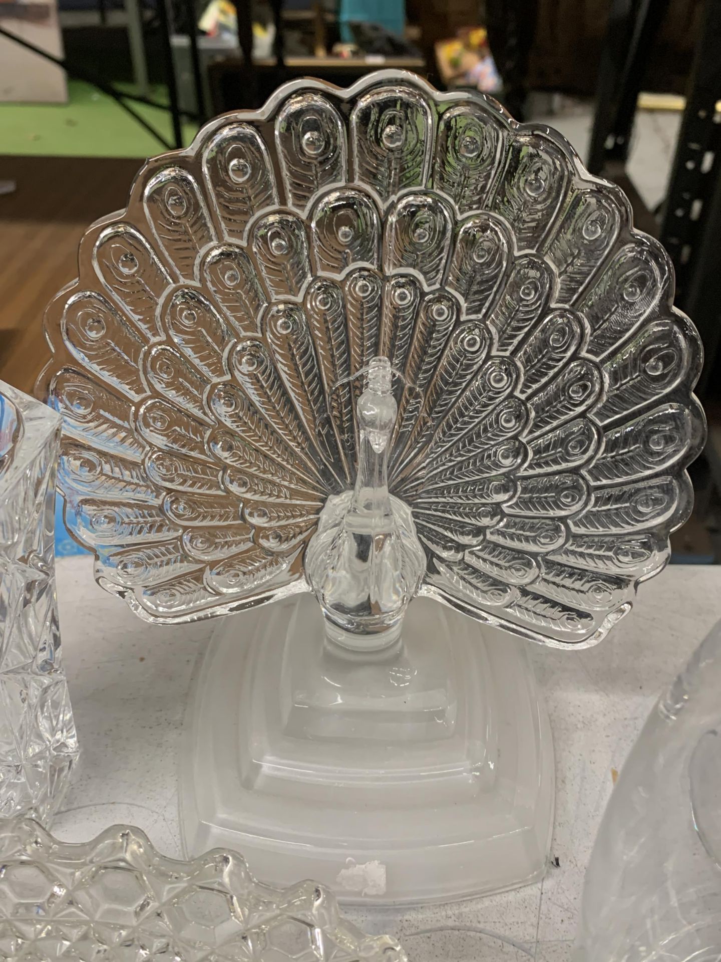 A QUANTITY OF GLASSWARE TO INCLUDE A PEACOCK, BOWLS, VASES, COTTAGE, ETC., - Image 3 of 4