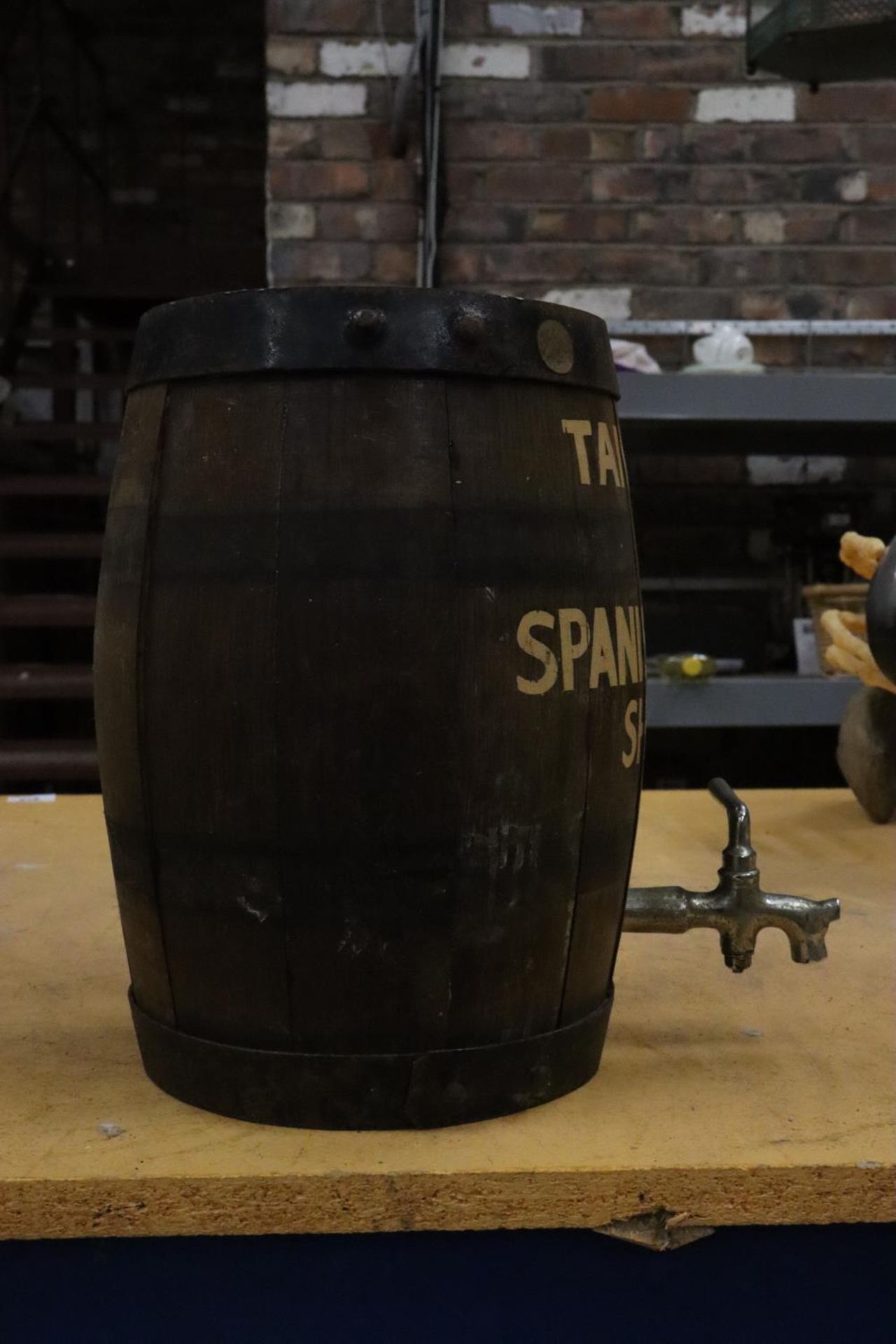 A BANDED OAK BARREL 'TANNERS' SPANISH MEDIUM SHERRY, HEIGHT 28CM - Image 2 of 4