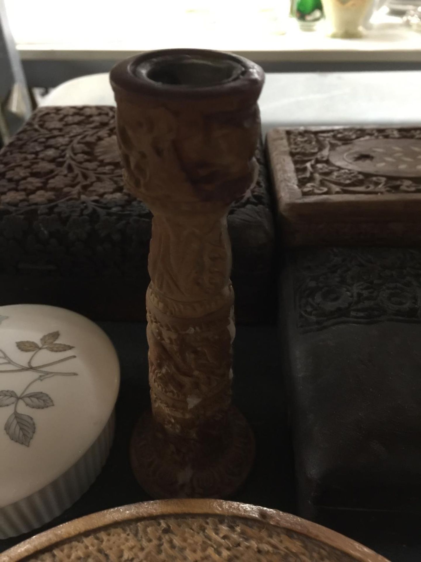 VARIOUS CARVED WOODEN BOXES AND CANDLESTICK - Bild 5 aus 5