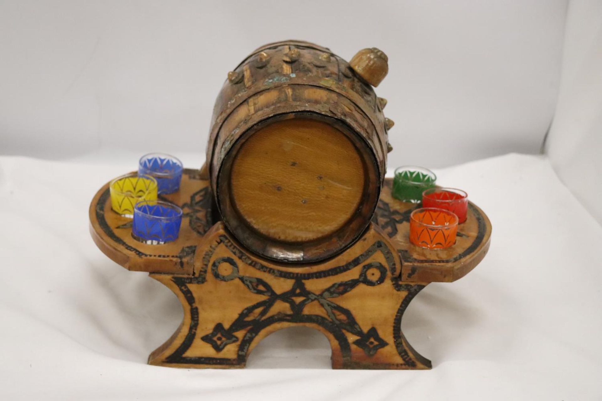 A SMALL VINTAGE BARREL WITH SIX GLASSES - 1 A/F - Image 4 of 5