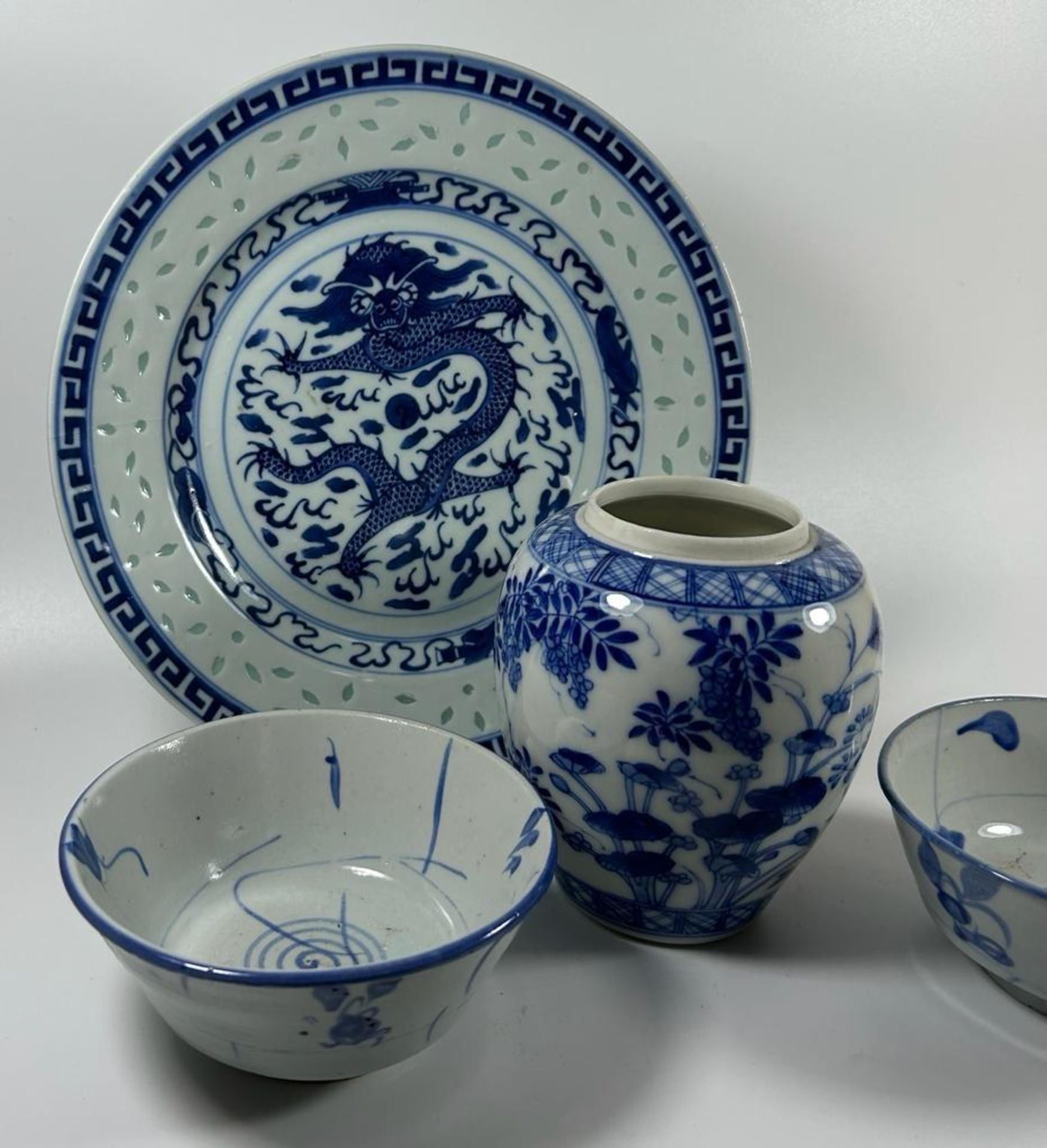 A GROUP OF CHINESE BLUE AND WHITE PORCELAIN ITEMS - DRAGON PLATE WITH FOUR CHARACTER MARKS, JAPANESE - Image 2 of 3