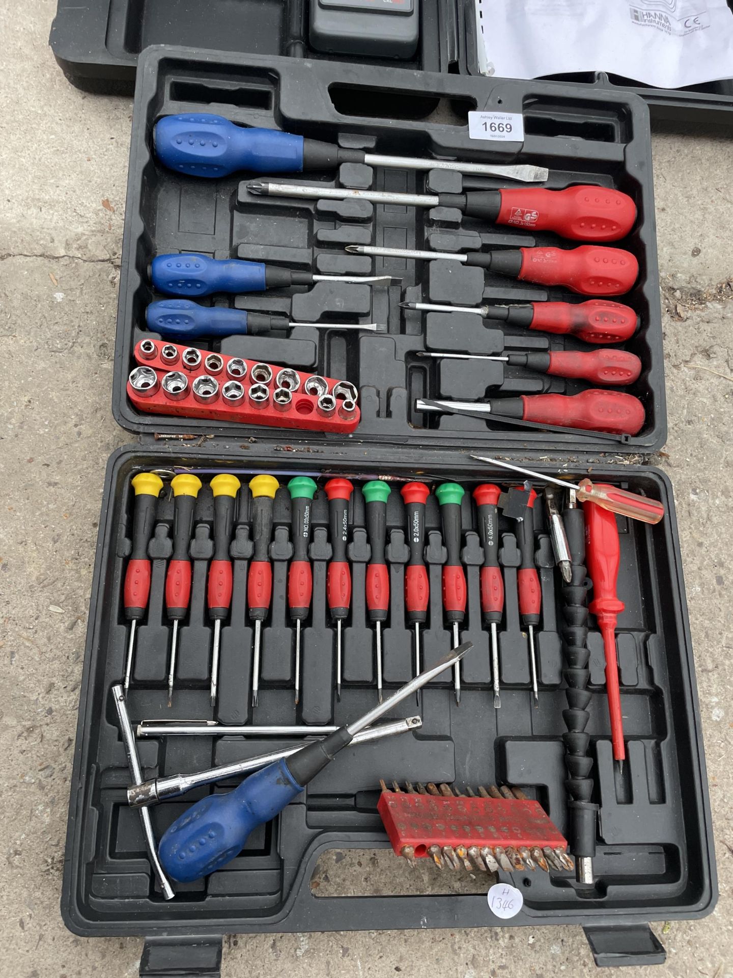 AN ASSORTMENT OF TOOLS TO INCLUDE A SCREW DRIVER SET AND A PORTABLE MICROPROCESSOR ETC - Image 2 of 4