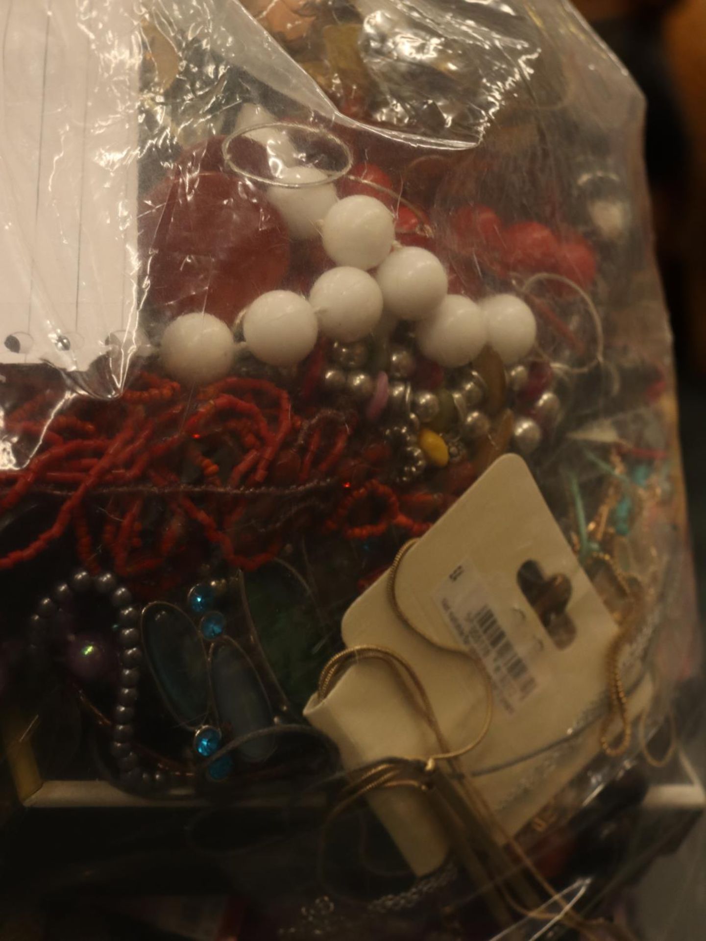 A VERY LARGE QUANTITY OF UNSORTED COSTUME JEWELLERY - 5KG - Bild 4 aus 4