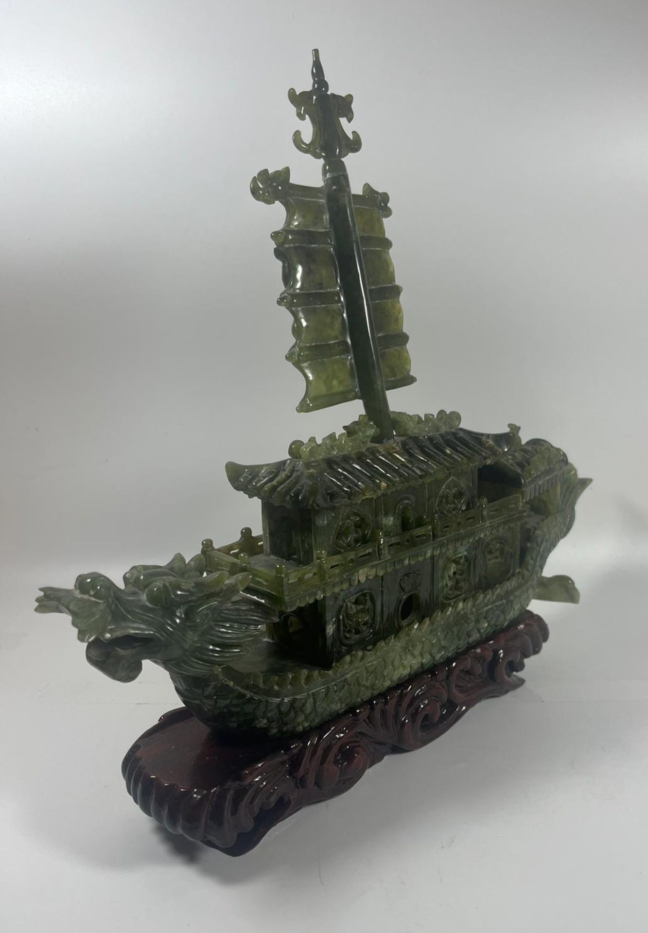 A CHINESE CARVED JADE TYPE GREEN HARDSTONE DRAGON DESIGN BOAT SCULPTURE ON WOODEN BASE, LENGTH 34CM - Image 4 of 6
