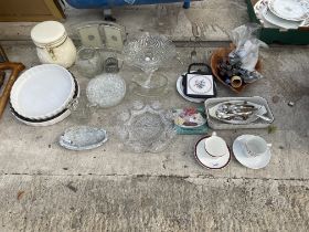 AN ASSORTMENT OF ITEMS TO INCLUDE CERAMICS, GLASS PLATES AND FLATWARE ETC