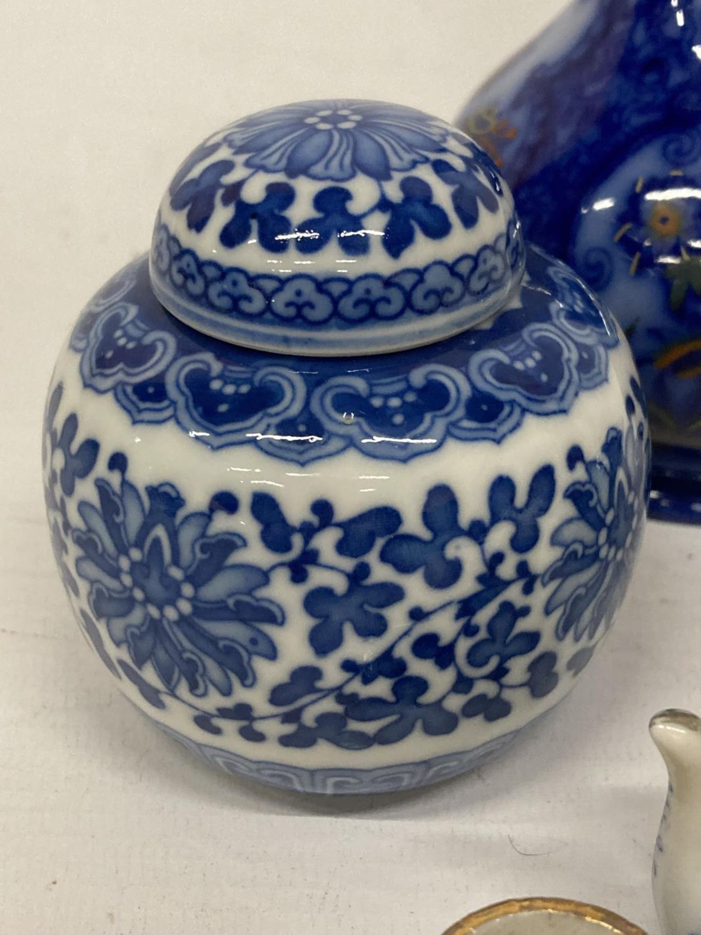 A GROUP OF BLUE AND WHITE ORIENTAL ITEMS TO INCLUDE SMALL GINGER JAR, VASE, MINIATURE TEASET, ETC., - Bild 3 aus 5