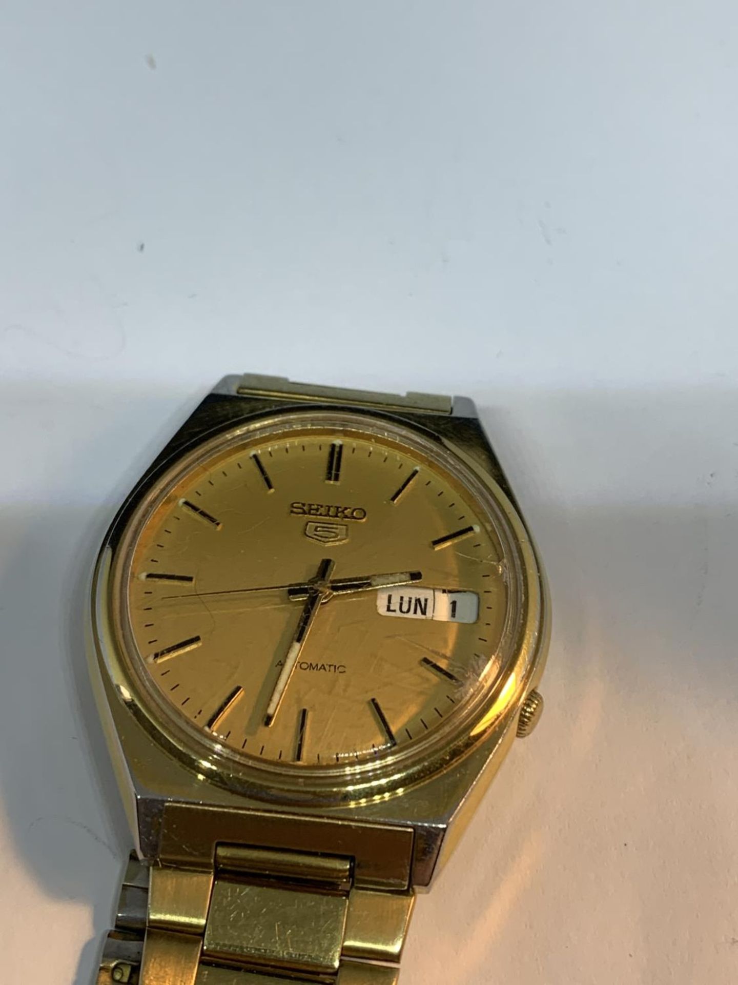 A SEIKO AUTOMATIC WRIST WATCH SEEN WORKING BUT NO WARRANTY - Image 2 of 2