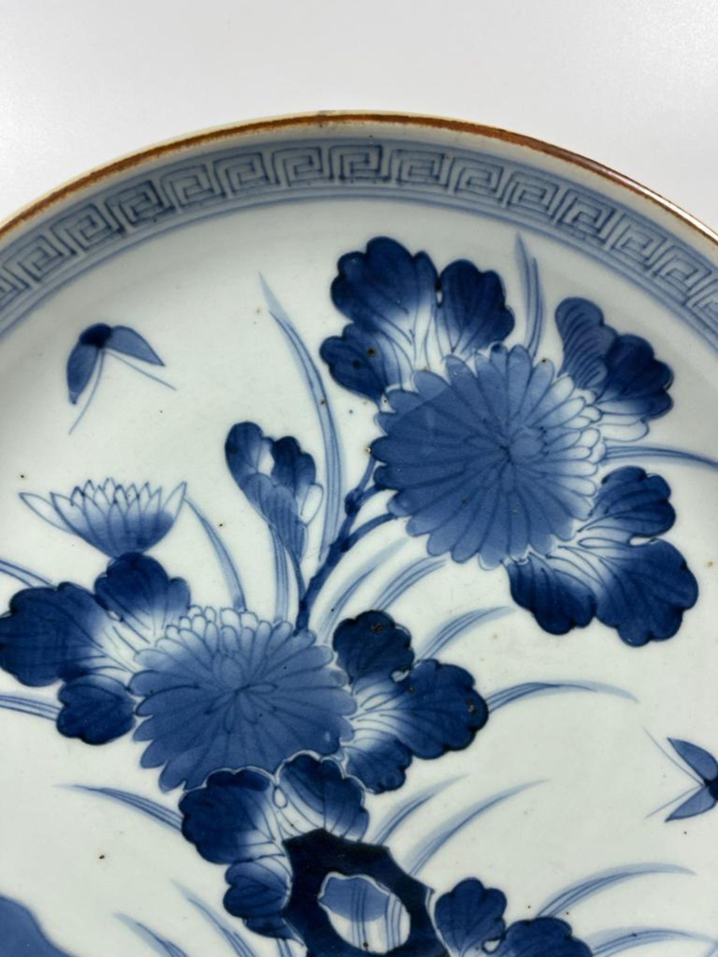 A JAPANESE BLUE AND WHITE PORCELAIN FLORAL MEIJI PERIOD CHARGER PLATE, DIAMETER 29CM - Bild 2 aus 4