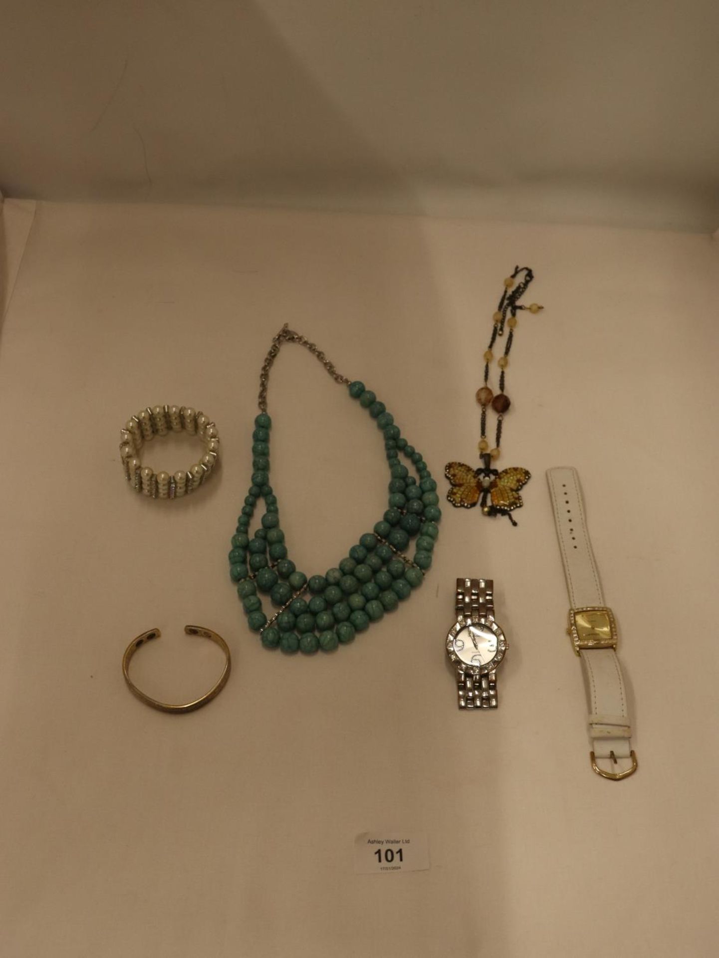 A QUANTITY OF COSTUME JEWELLERY IN A GLASS TOPPED DISPLAY CASE - Bild 8 aus 8