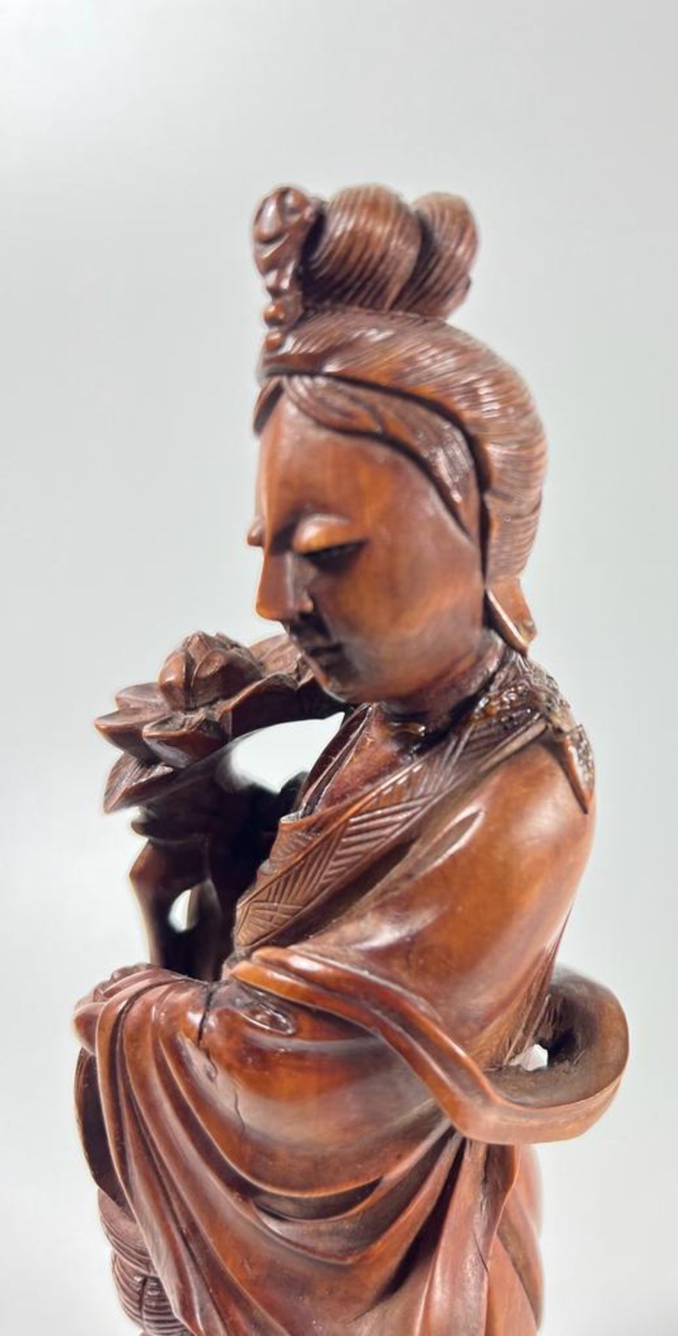 A CHINESE CARVED ROOTWOOD FIGURE OF A GEISHA GIRL, HEIGHT 19.5 CM - Image 2 of 4