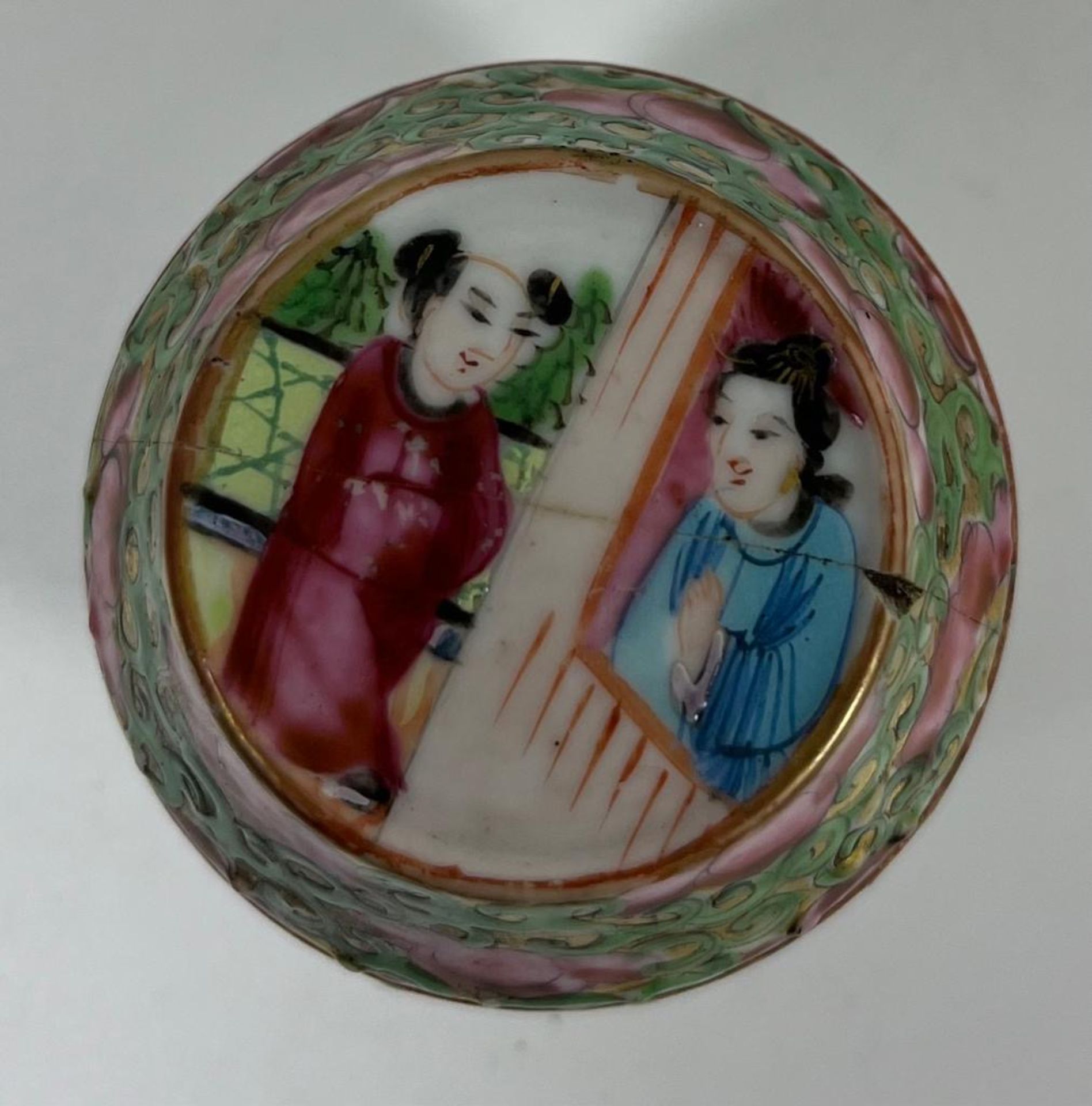 A 19TH CENTURY CHINESE CANTON FAMILLE ROSE MINIATURE LIDDED POT, LID A/F, HEIGHT 7.5 CM - Image 4 of 5