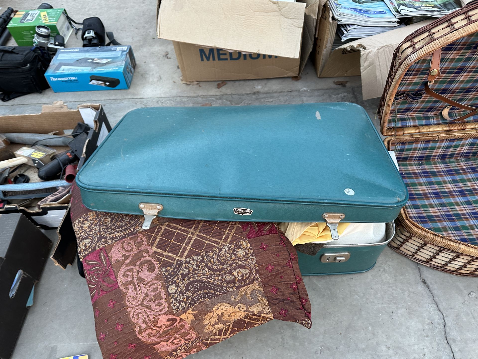 A WICKER BASKET AND A SUITCASE CONTAINING VARIOUS MATERIAL - Bild 3 aus 3