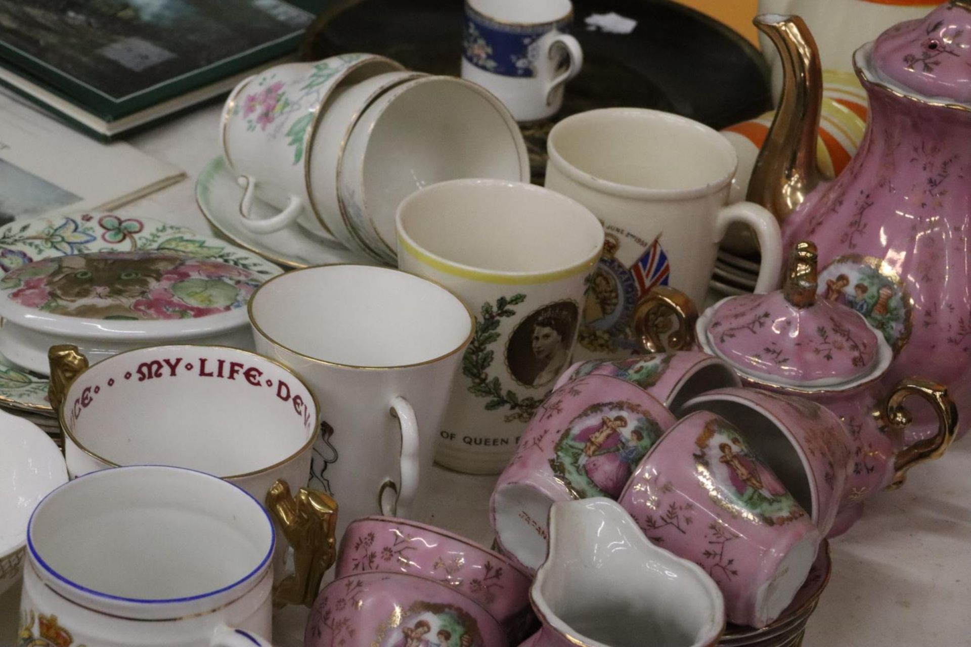 A LARGE QUANTITY OF TEAWARE TO INCLUDE A PINK JAPANESE COFFEE SET, COFFEE POT, CREAM JUG, SUGAR - Image 3 of 4