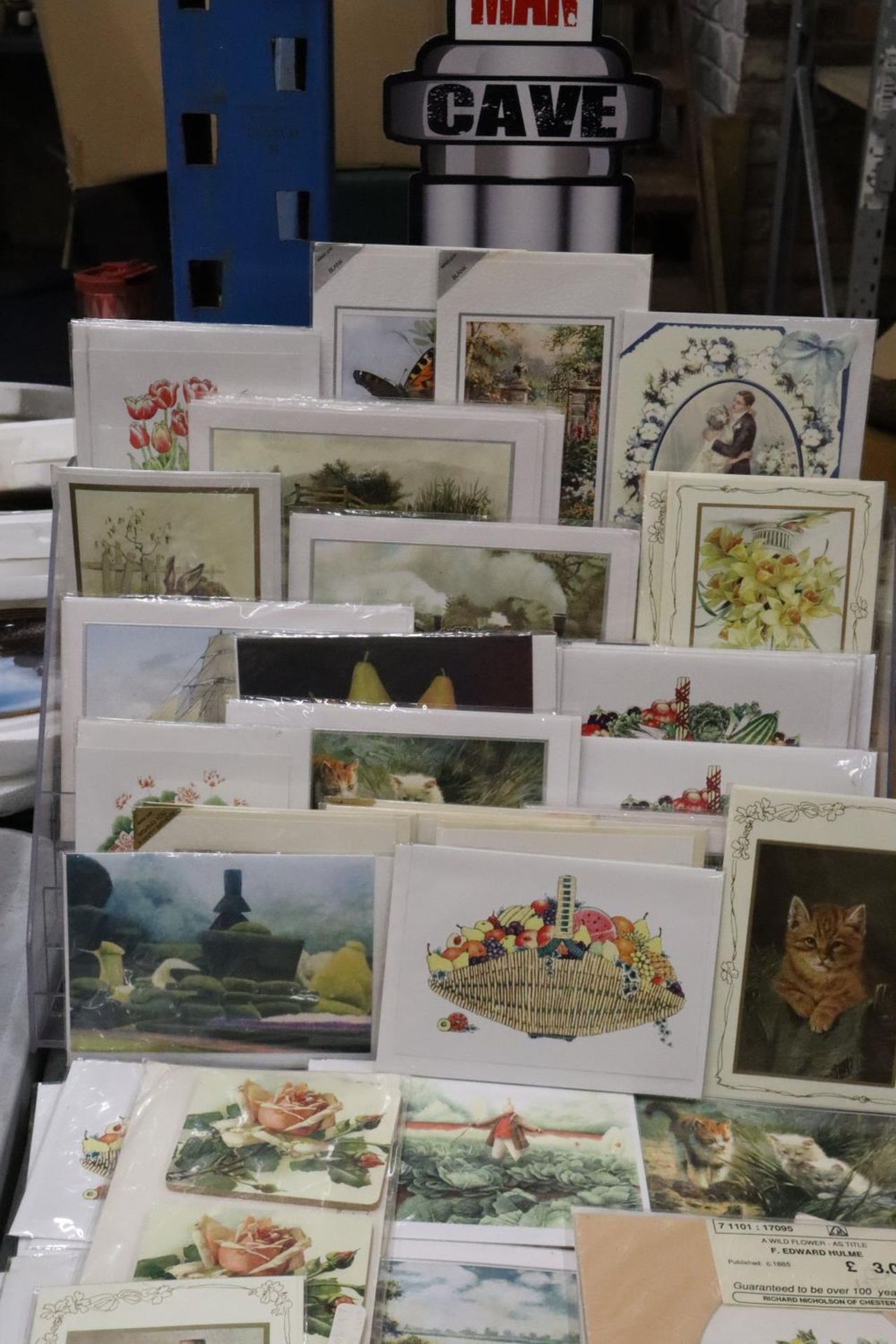 A QUANTITY OF ASSORTED GREETING CARDS WITH A DISPLAY STAND - Bild 4 aus 4