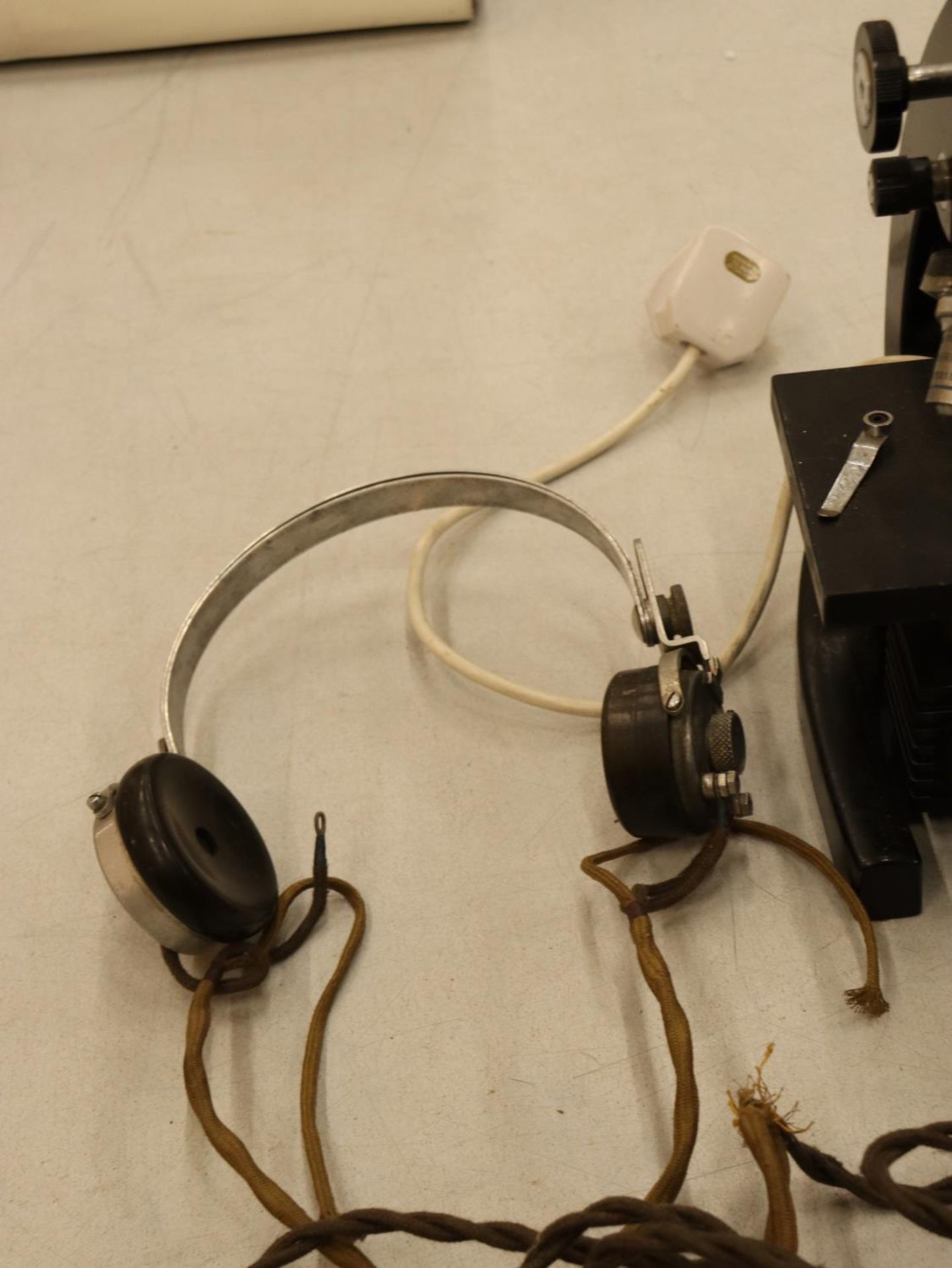 A PHILIP HARRIS VINTAGE MICROSCOPE AND HEADPHONES - Image 3 of 5