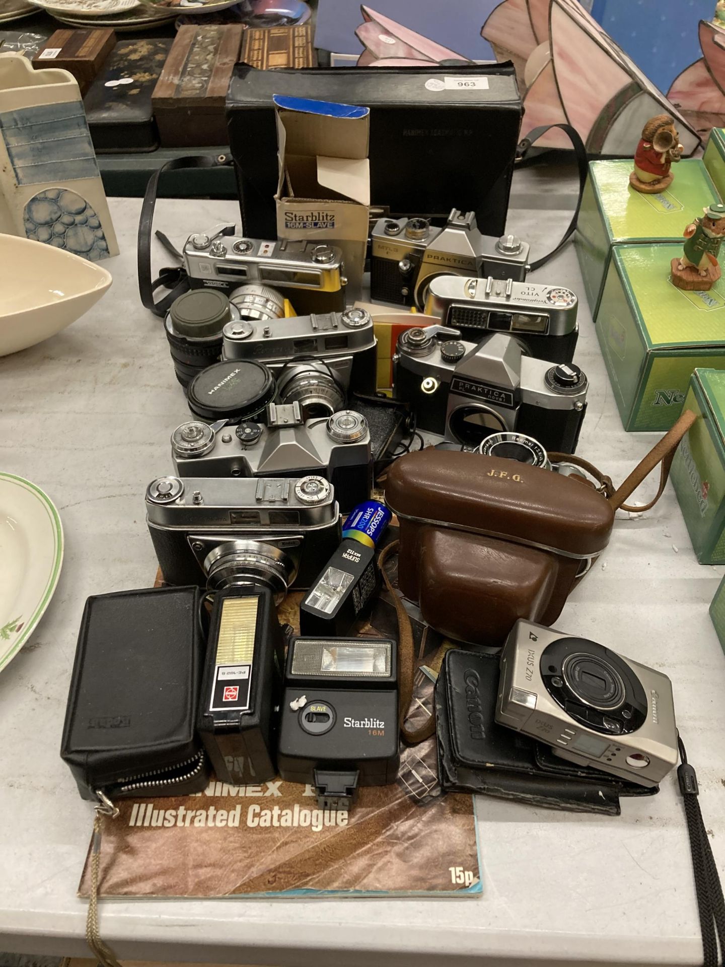 A LARGE COLLECTION OF VINTAGE CAMERAS, CASES, LENS AND FLASHES TO INCLUDE PRATIKA, HANINEX,