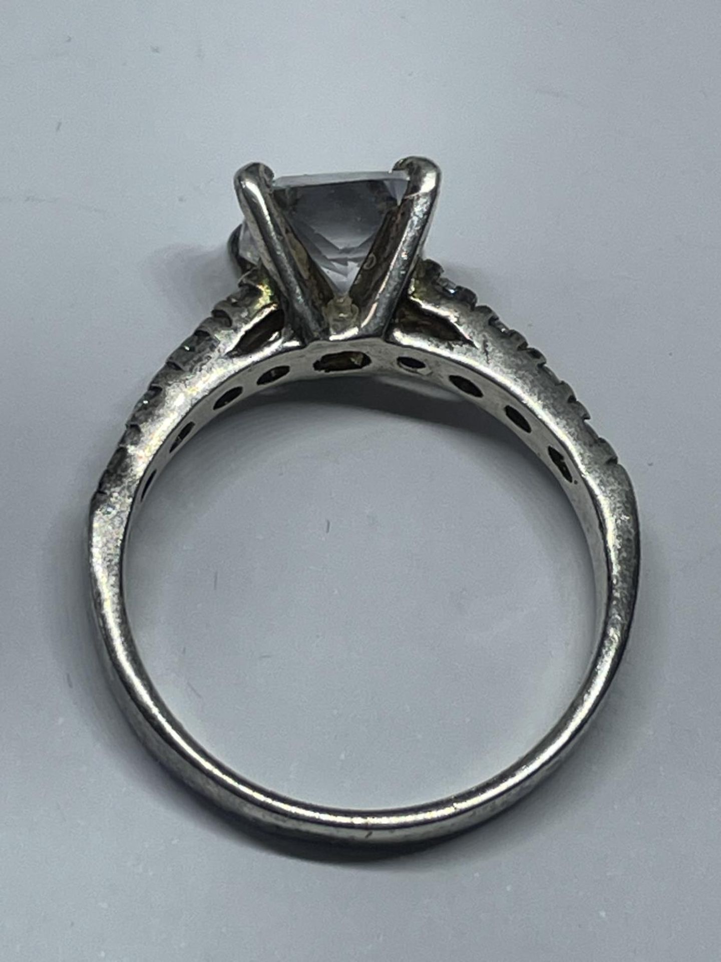 A LADIES SILVER DRESS RING, BOXED - Image 3 of 3