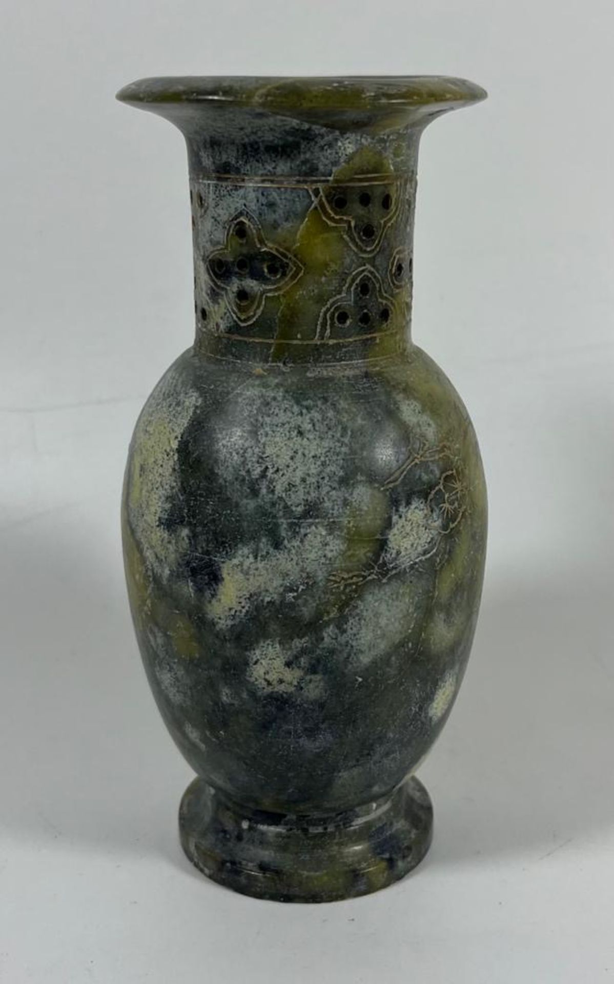 A CHINESE HARDSTONE VASE WITH ETCHED FLORAL DESIGN WITH HOLES TO TOP, HEIGHT 15 CM - Bild 2 aus 5