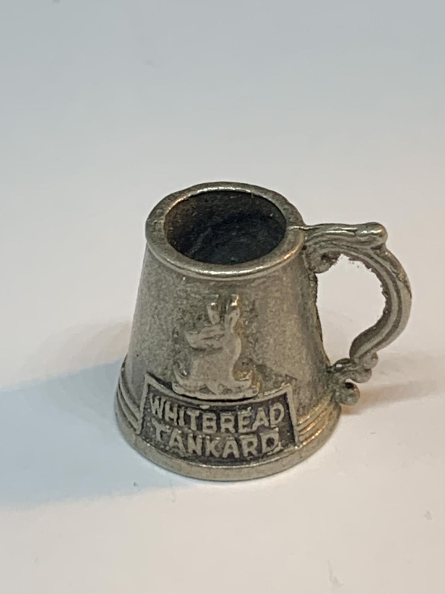 THREE VINTAGE ADVERTISING ITEMS TO INCLUDE A CRAWFORDS BISCUITS BADGE, A WHITBREAD MINIATURE TANKARD - Image 3 of 5