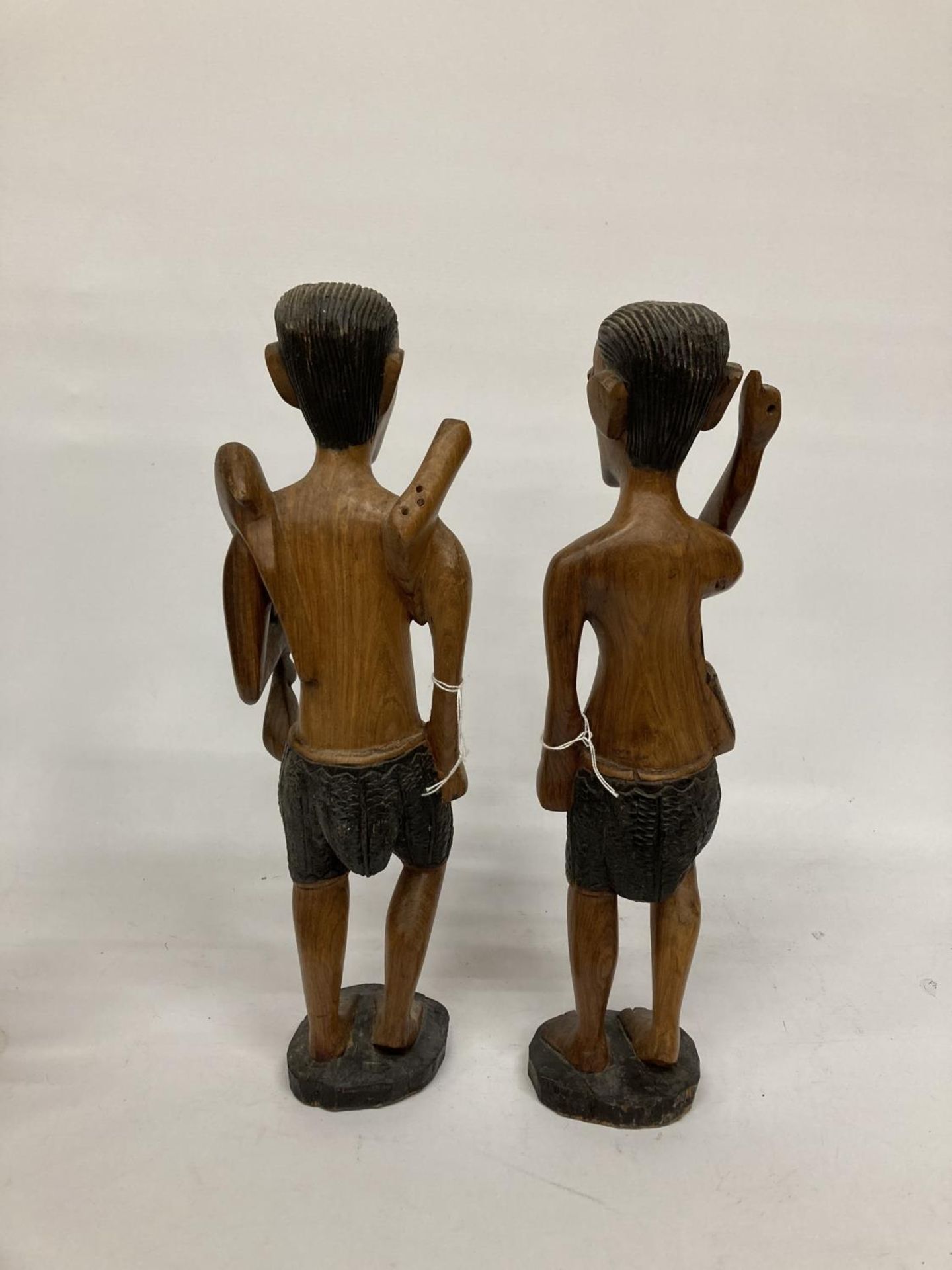 TWO LARGE TRIBAL STYLE FIGURES PLUS TWO SMALLER ONES - Bild 5 aus 5