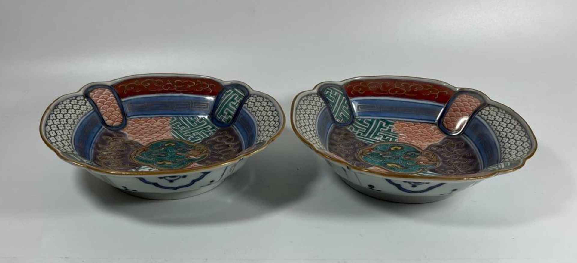 A PAIR OF JAPANESE EDO PERIOD 19TH CENTURY ARITA IMARI PATCHWORK DESIGN BOWLS, DIAMETER 16CM - Image 2 of 4