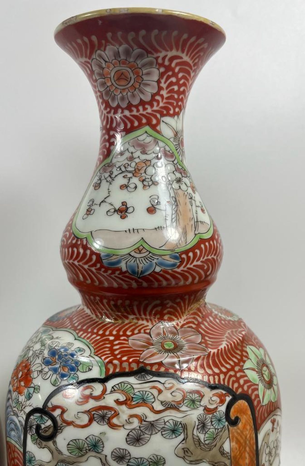A PAIR OF JAPANESE EARLY TO MID 20TH CENTURY DOUBLE GOURD TYPE VASES WITH HAND PAINTED ENAMELLED - Image 6 of 10