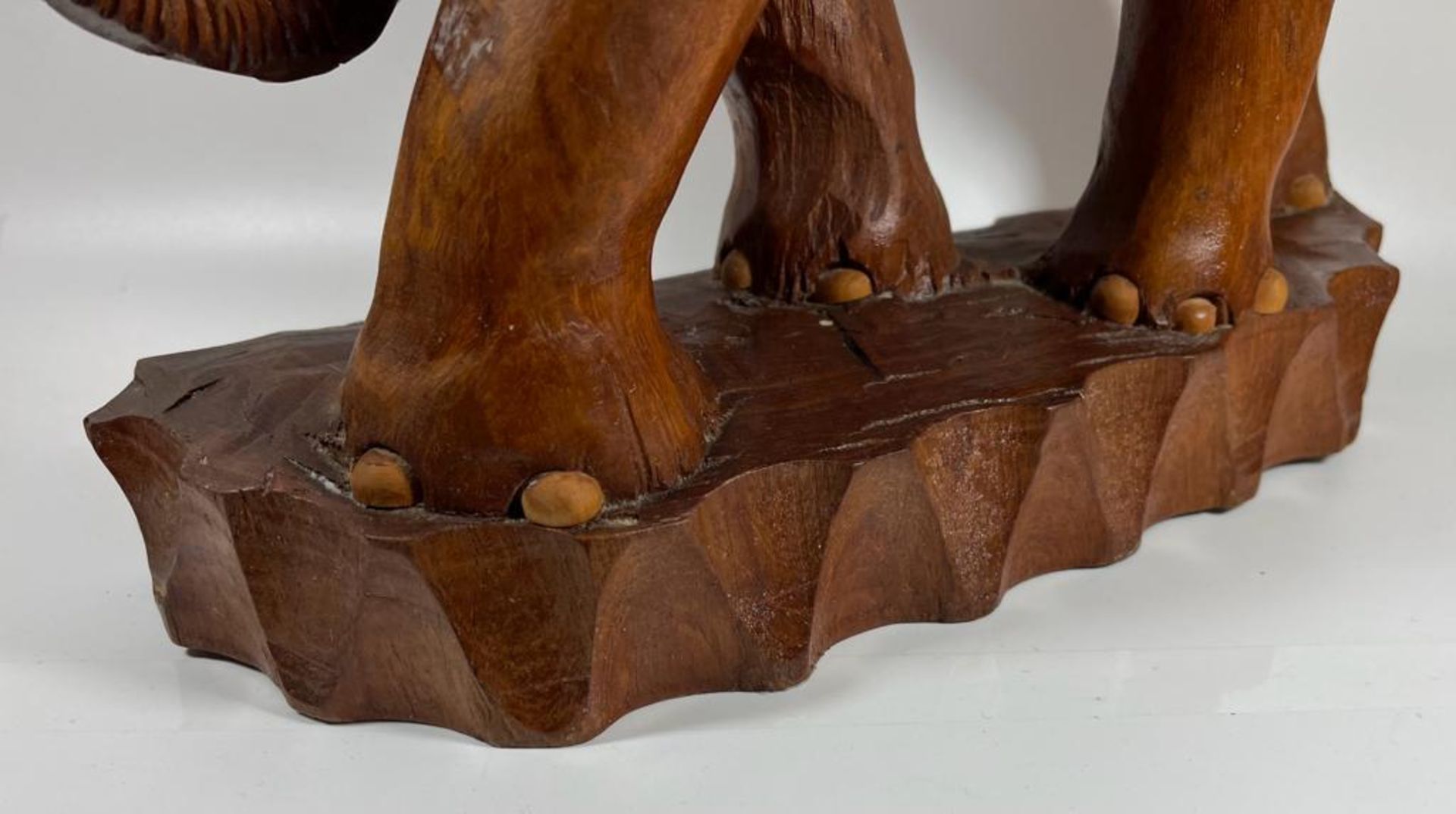 A LARGE AND HEAVY VINTAGE CARVED SOLID TEAK ELEPHANT MODEL, LIKELY CARVED FROM ONE PIECE OF TEAK - Image 9 of 10
