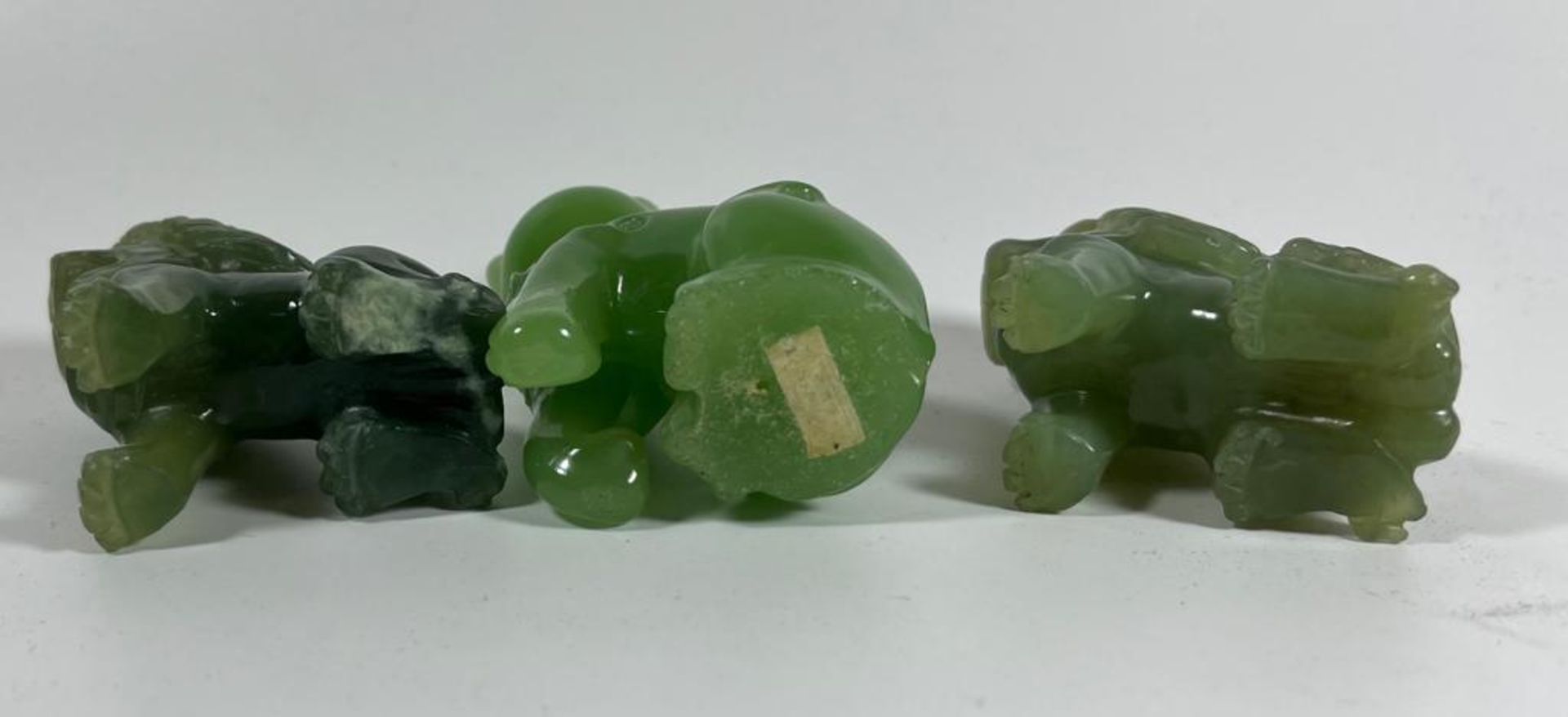 THREE JADE STYLE HARDSTONE ITEMS - PAIR OF CARVED FOO DOGS, ONE ON WOODEN BASE AND A CAT, HEIGHT 7 - Image 5 of 5