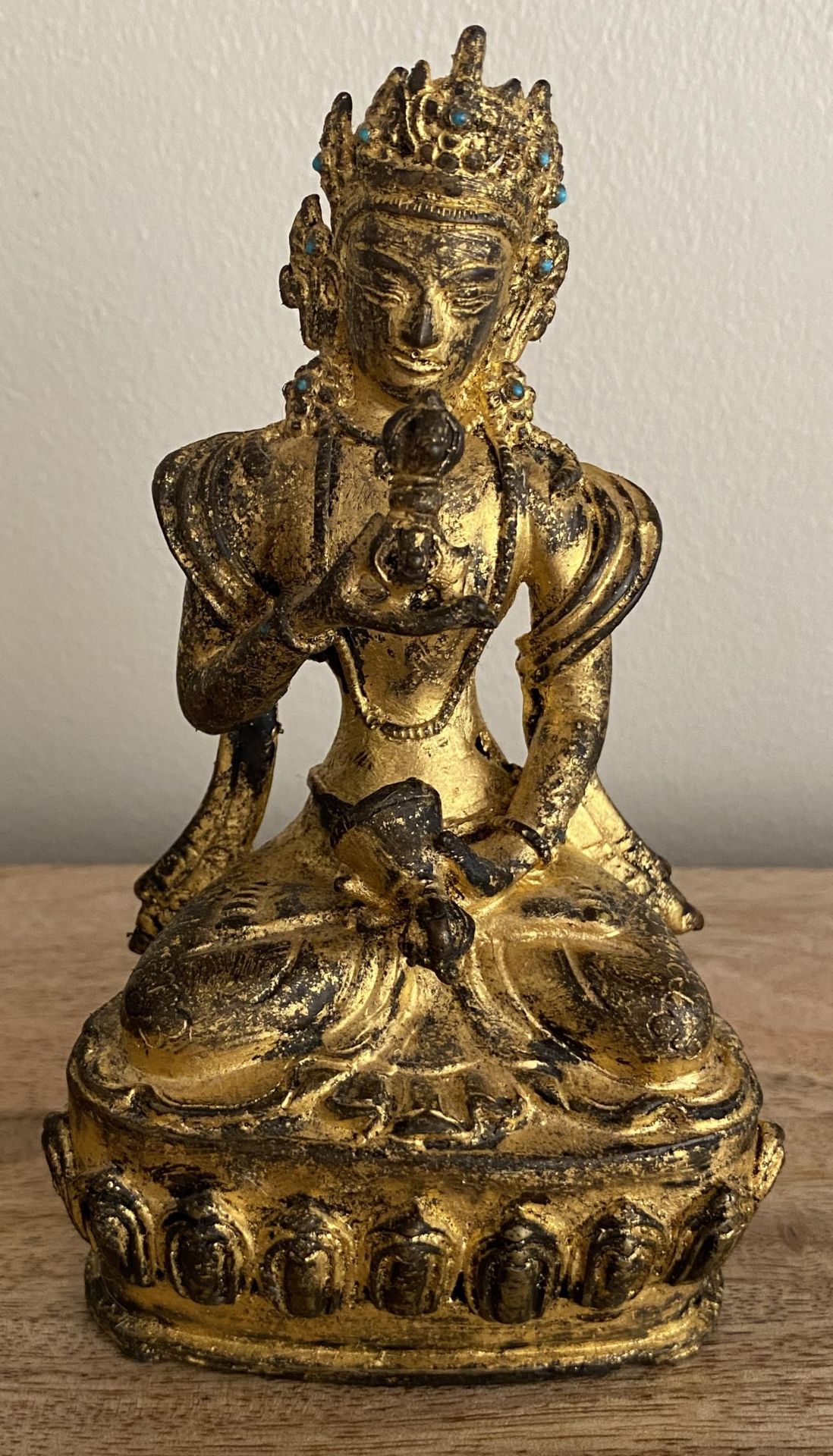 A SINO TIBETAN GILT BRONZE MODEL OF A BUDDHA WITH INSET TURQUOISE STONES, HEIGHT 14 CM - Bild 2 aus 7