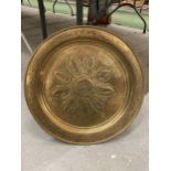 A LARGE ARTS & CRAFTS EARLY 20TH CENTURY BRASS CHARGER WITH STYLISED FLORAL DESIGN, DIAMETER 50 CM